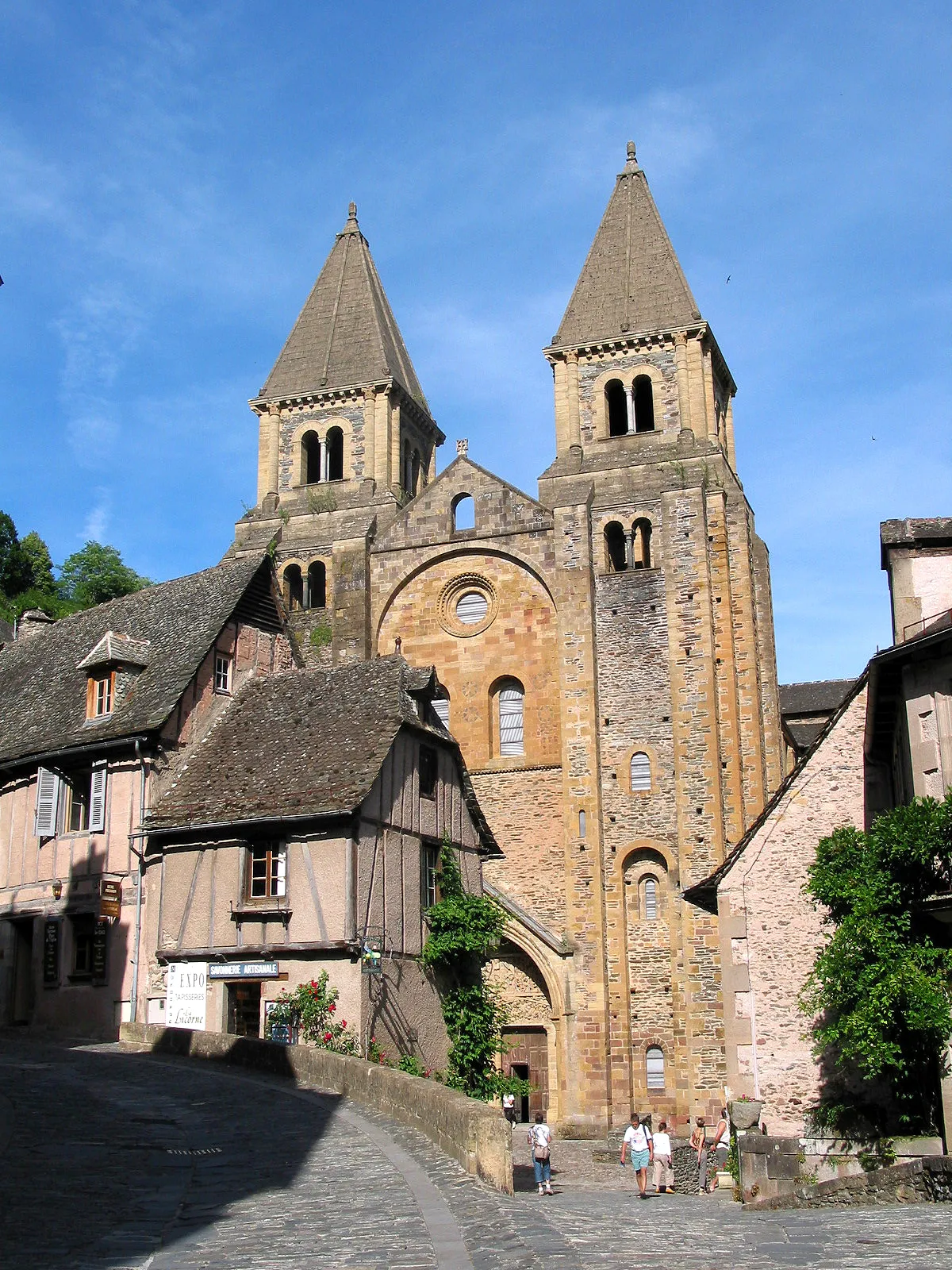 Photo showing: Conques, (Aveyron - France), the neighbourhood of the Ste-Foy abbey church (XIth century).