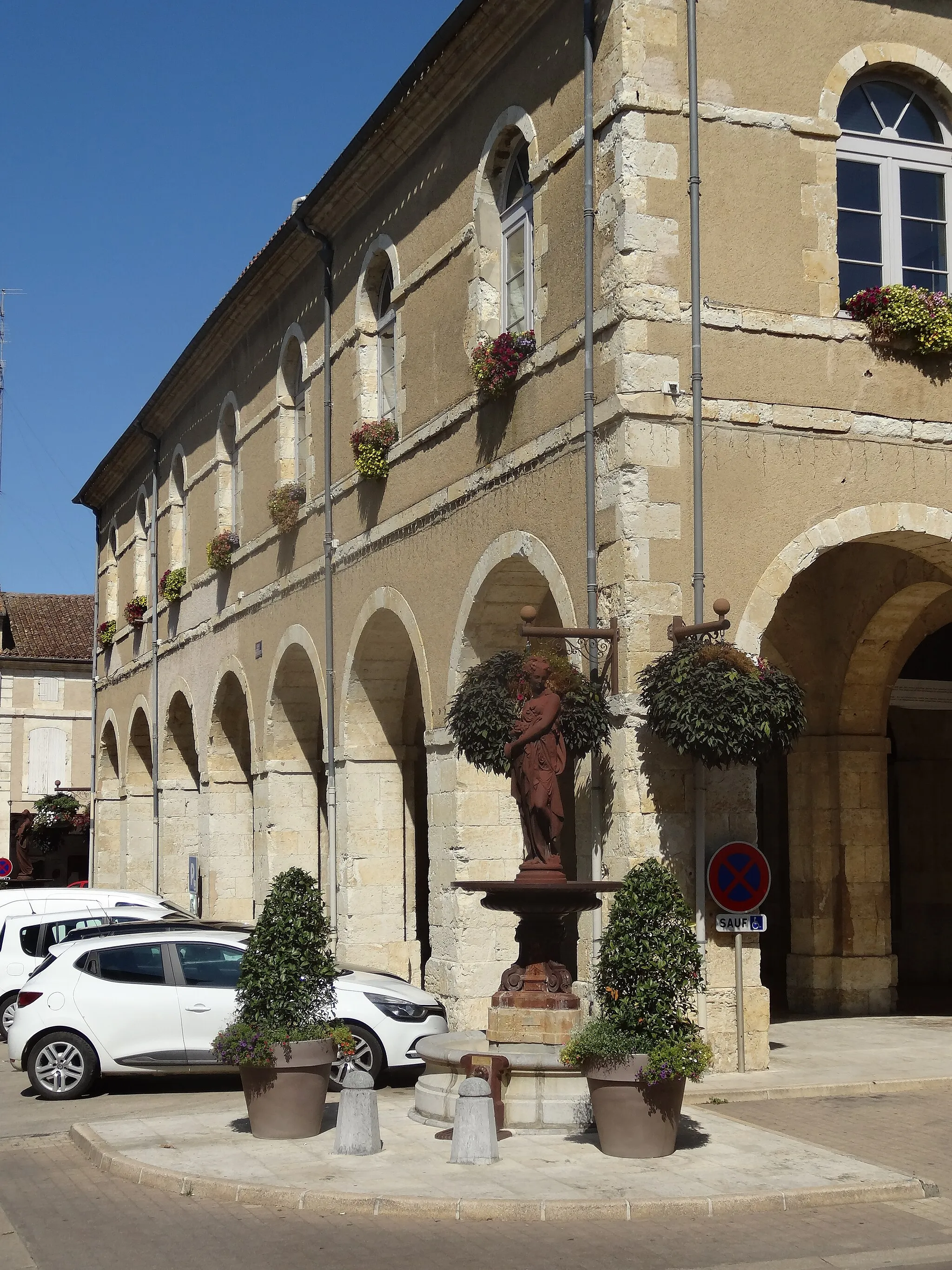 Photo showing: This building is inscrit au titre des monuments historiques de la France. It is indexed in the base Mérimée, a database of architectural heritage maintained by the French Ministry of Culture, under the reference PA00094800 .