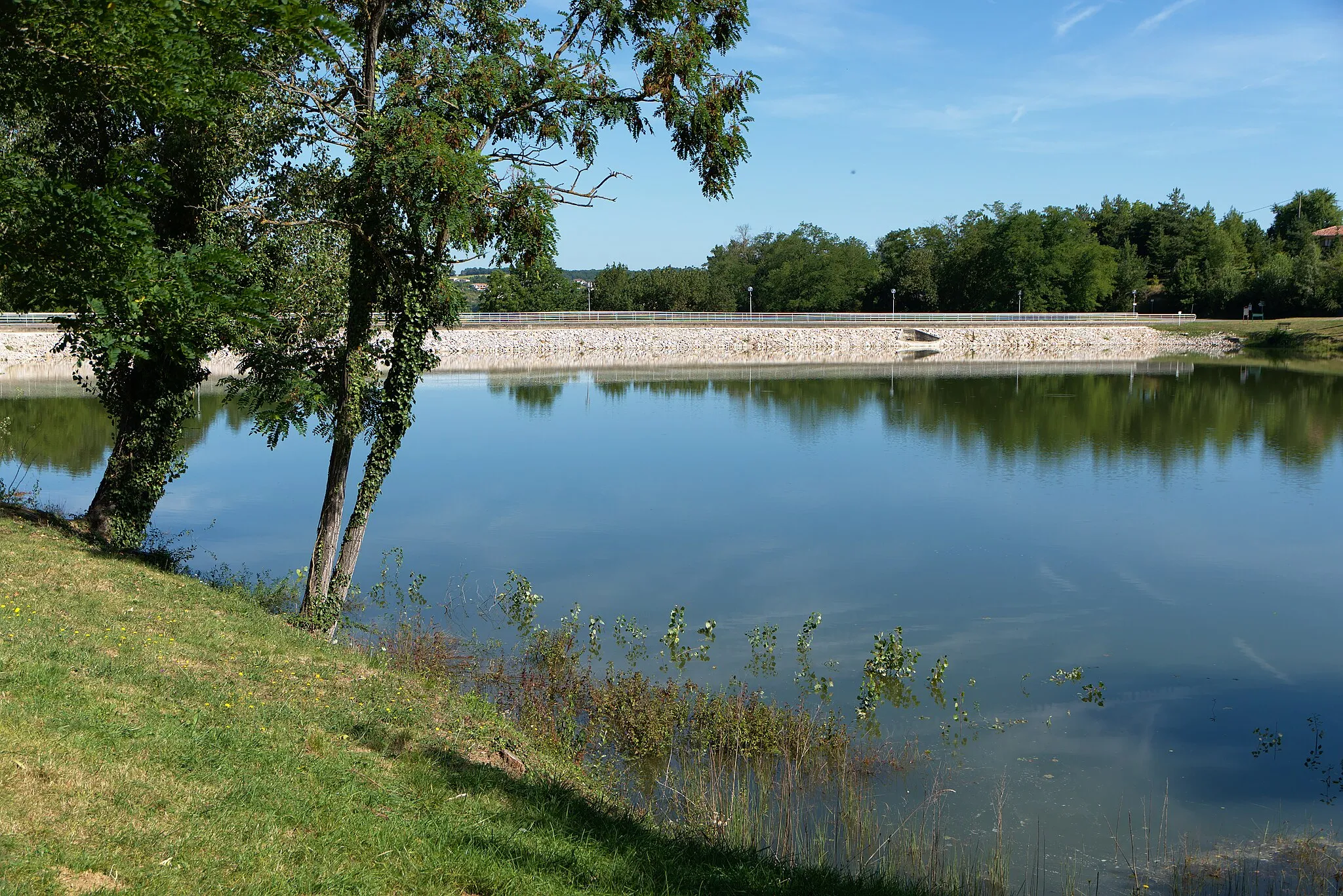 Photo showing: Barrage du lac de Flourens.