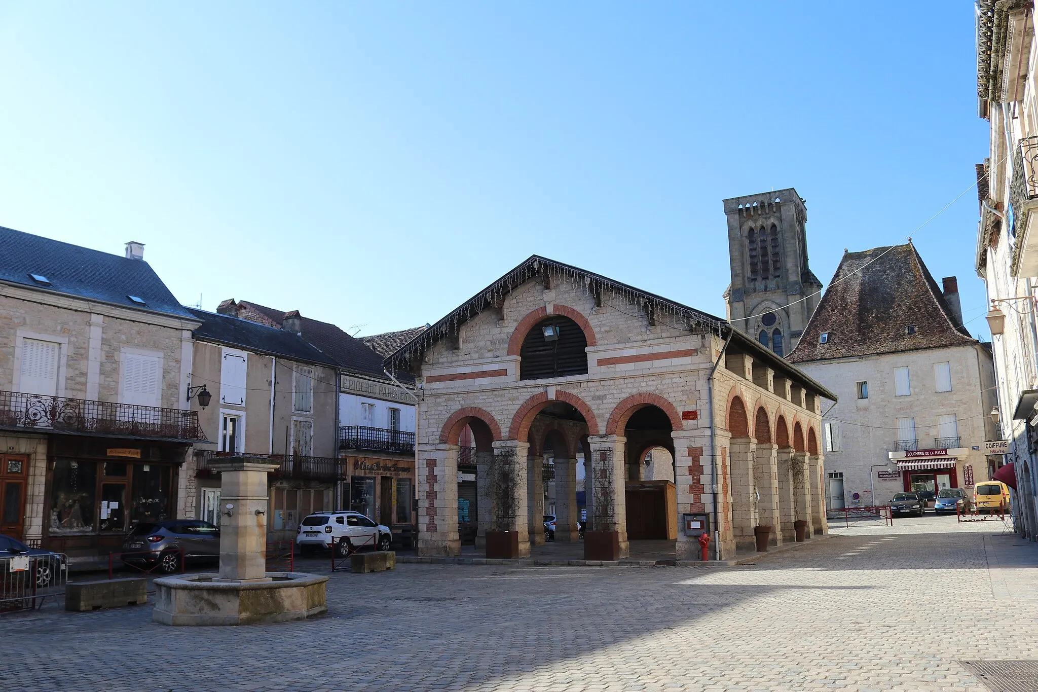 Photo showing: Halle de Gramat et fontaine sur la place de la Halle (Gramat, Lot)