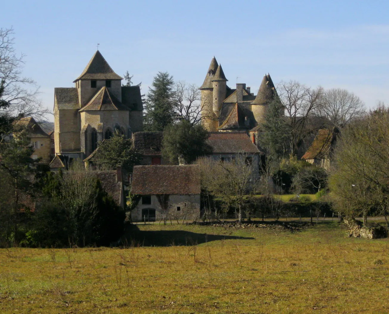 Photo showing: Vue du château et église de Thégra dans le département du Lot en France.