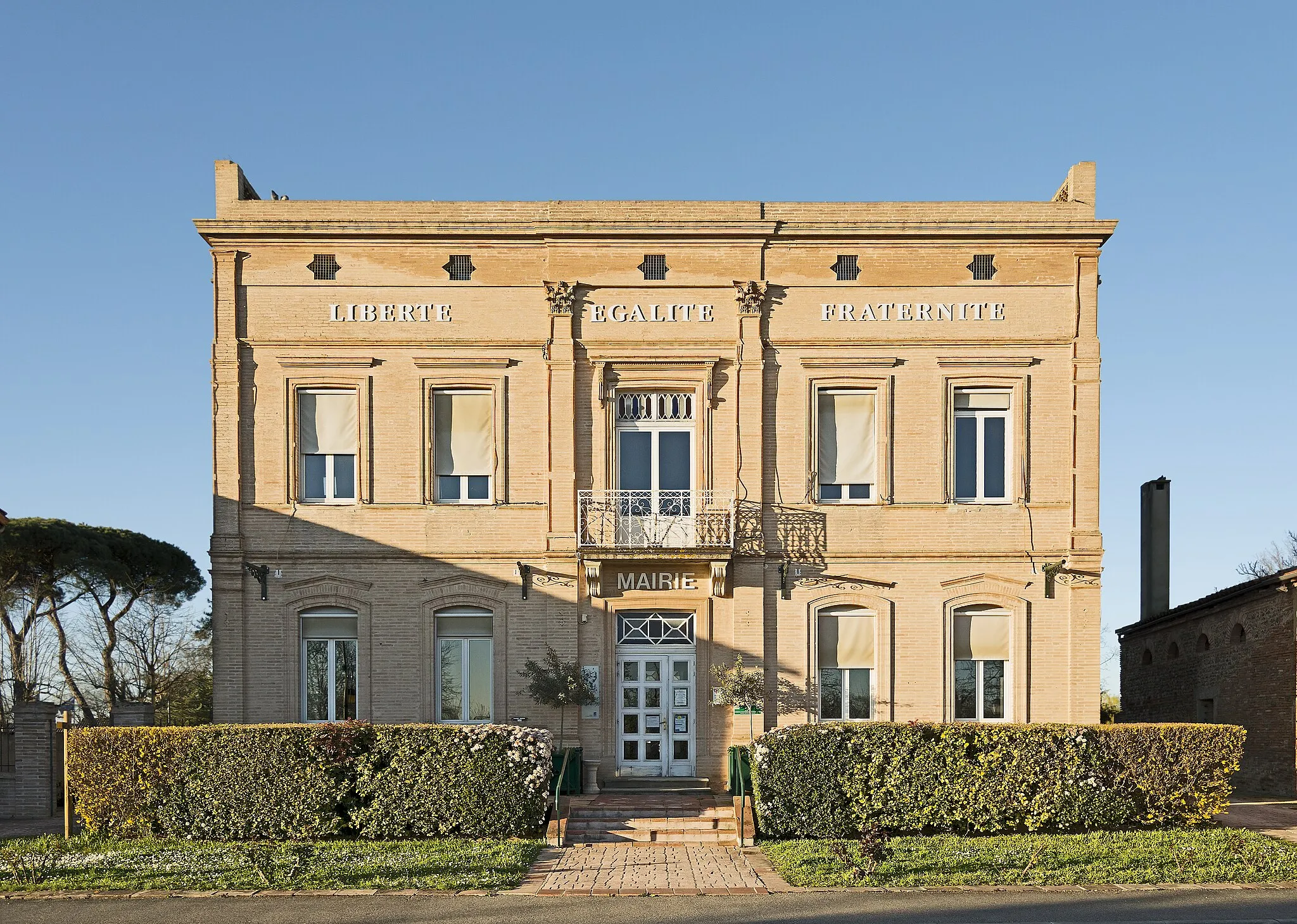 Photo showing: Gratentour Haute-Garonne. Facade of Town hall