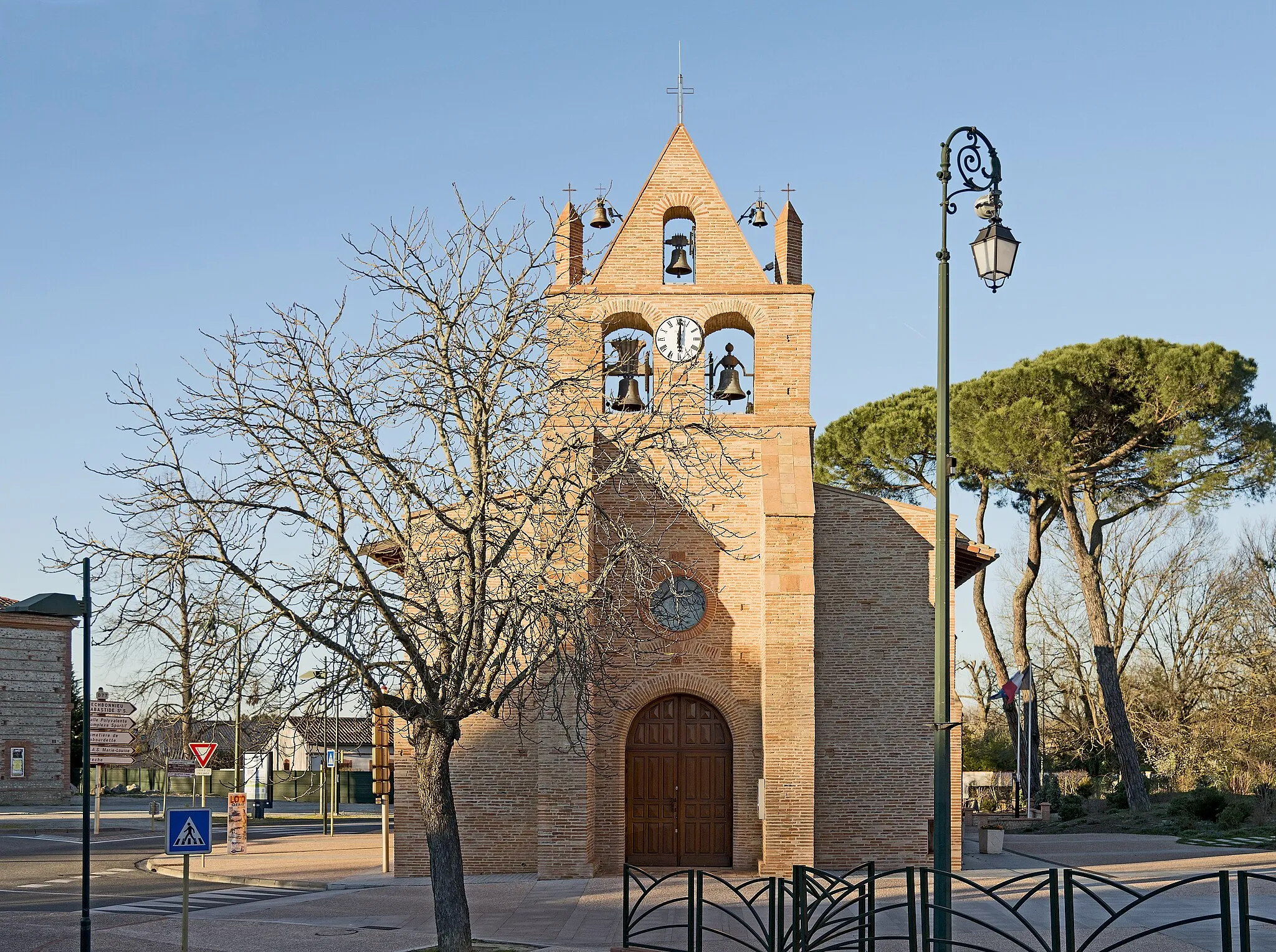 Photo showing: Gratentour Haute-Garonne. Bell gables of Sainte-Quitterie Church.