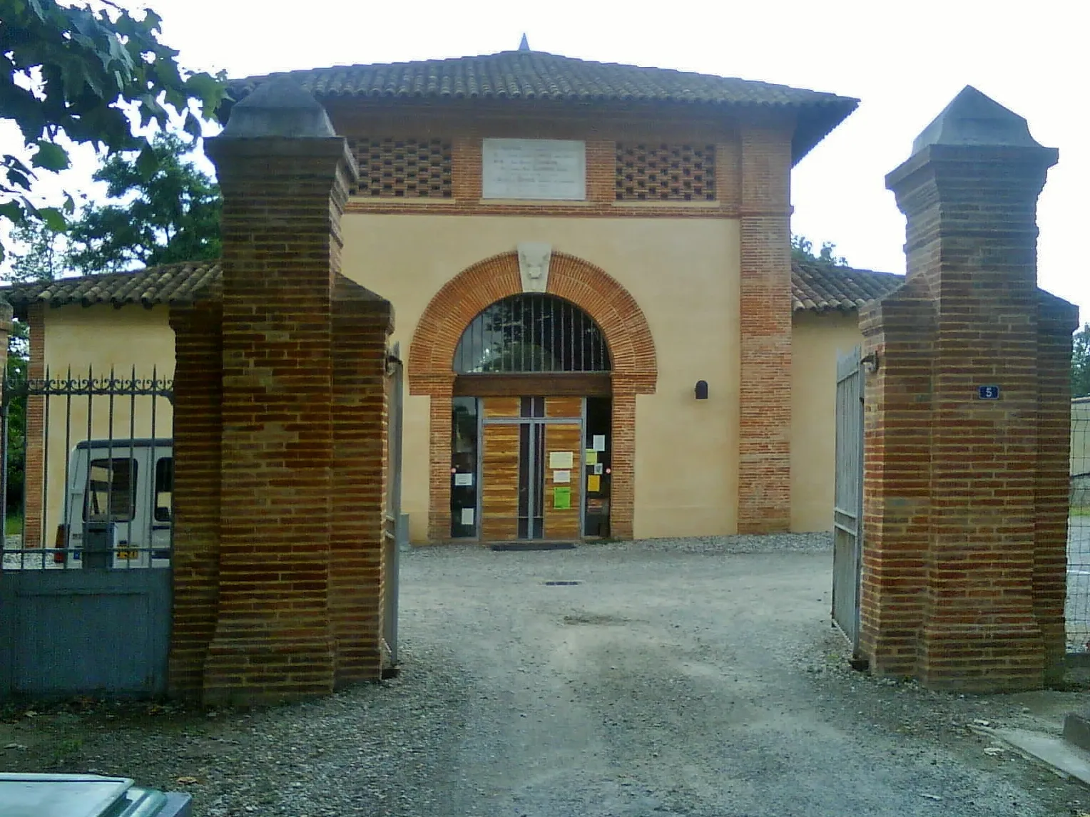 Photo showing: Grenade (Haute-Garonne, France) : Ancien abattoir - Point Information Jeunesse (PIJ).