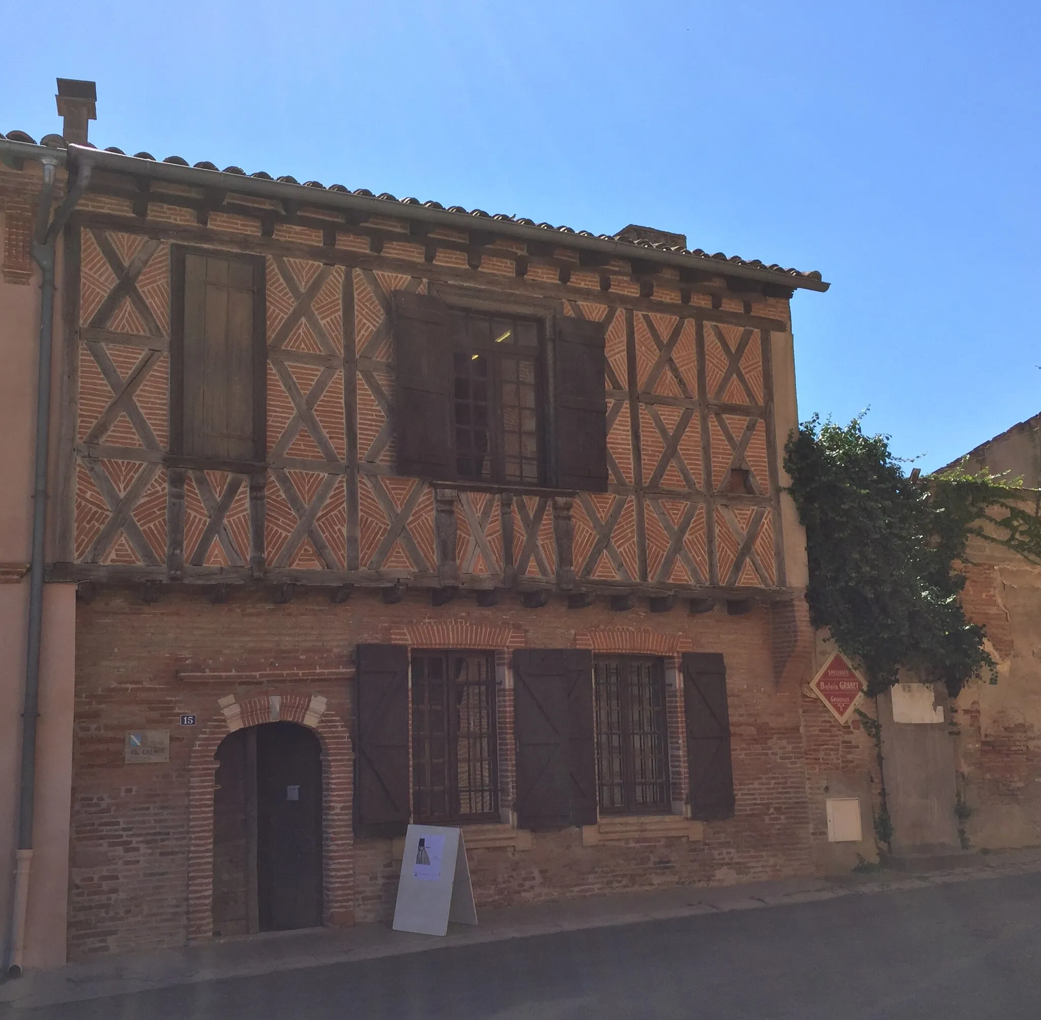 Photo showing: Front part of the Calbet museum in Grisolles, France. The building has been constructed during the XVIth century