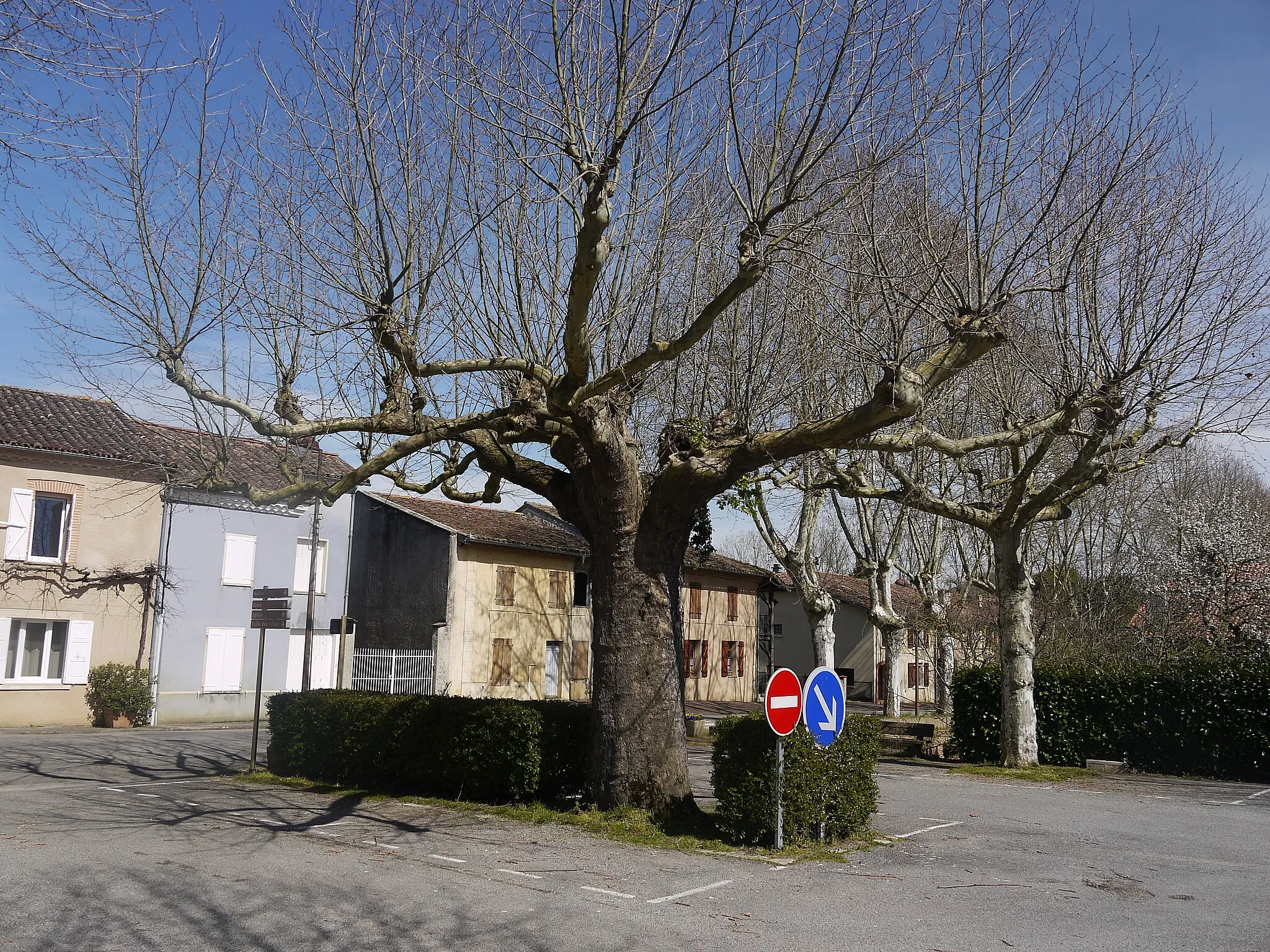 Photo showing: Une rue du village d'Anan.