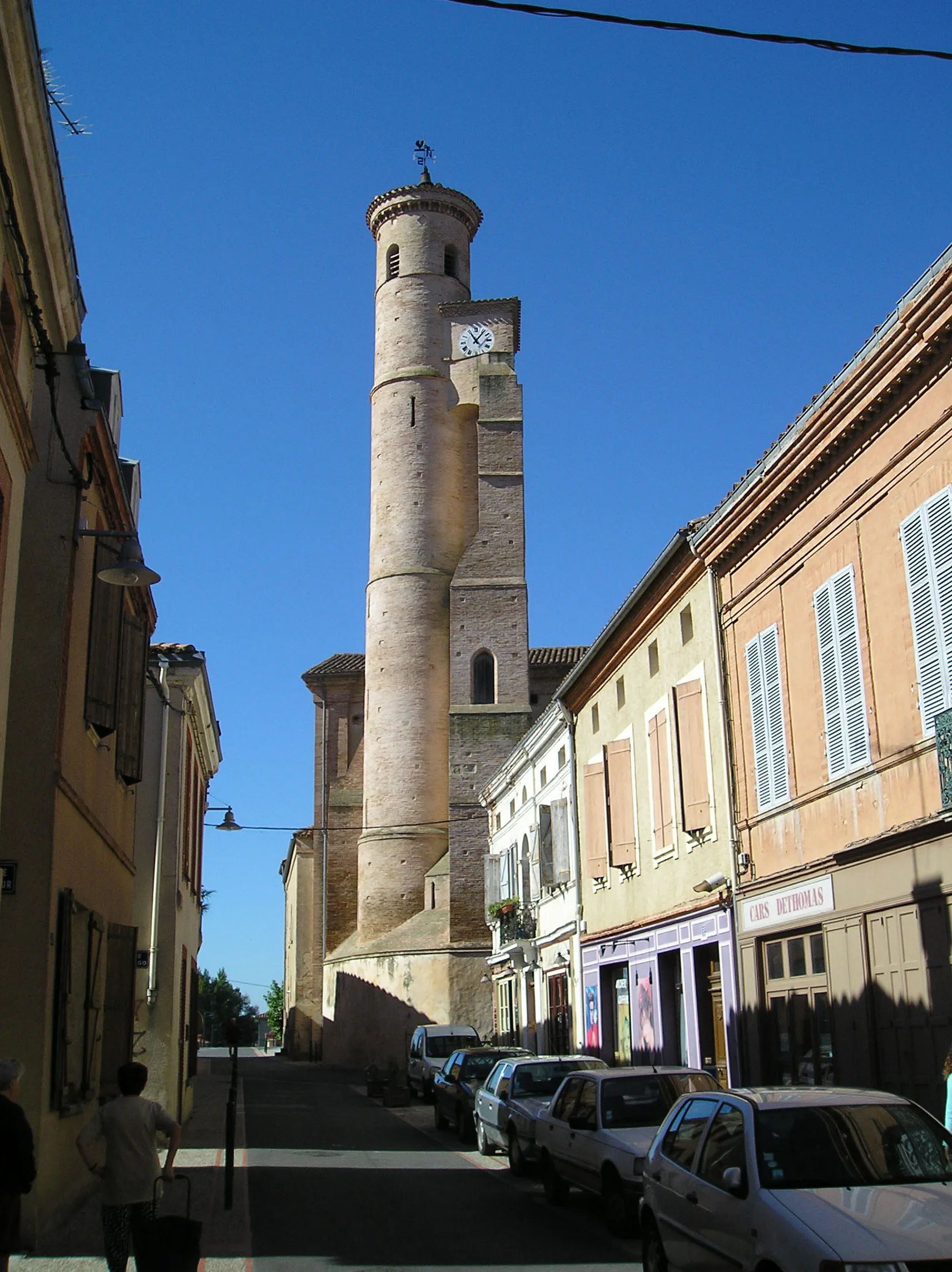 Photo showing: L'Isle-Jourdain (Gers, Midi-Pyrénées, France) : La rue de la République et le clocher de la Collégiale Saint-Martin.