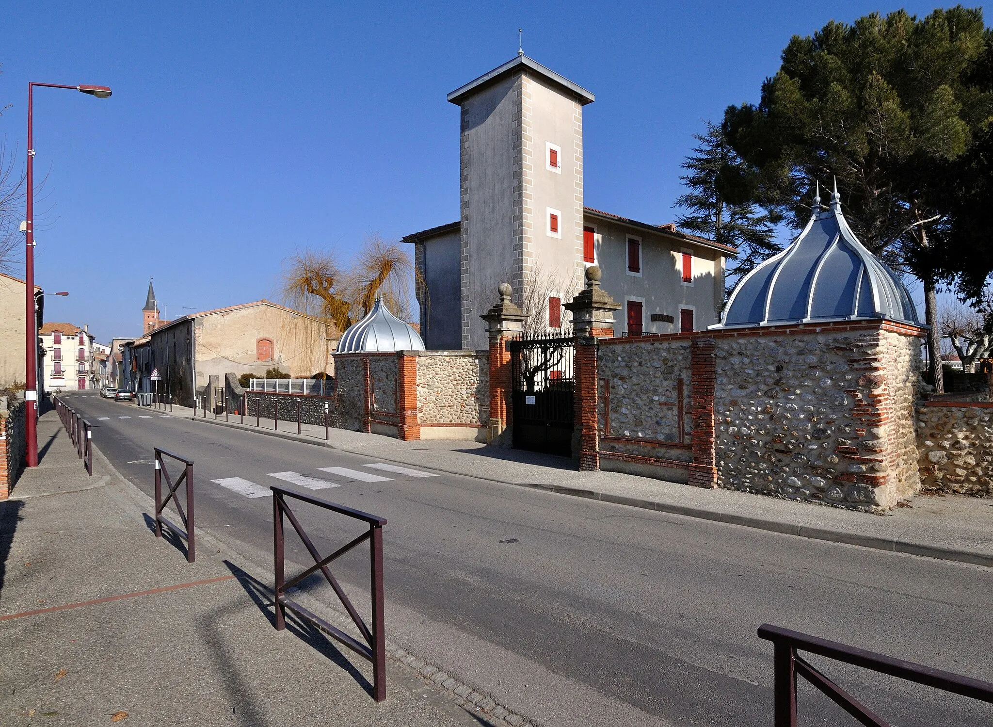 Photo showing: L'avenue du Pal à La-Tour-du-Crieu : la mairie, l'église.