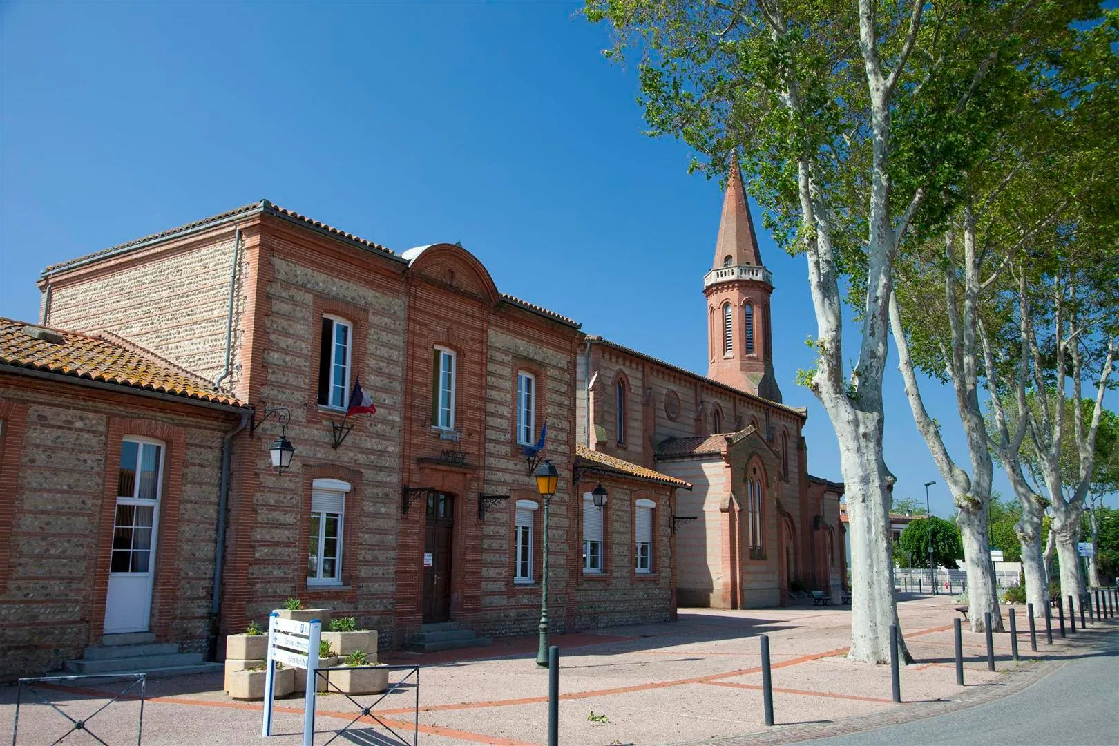 Photo showing: vue de la Mairie et de l'Eglise