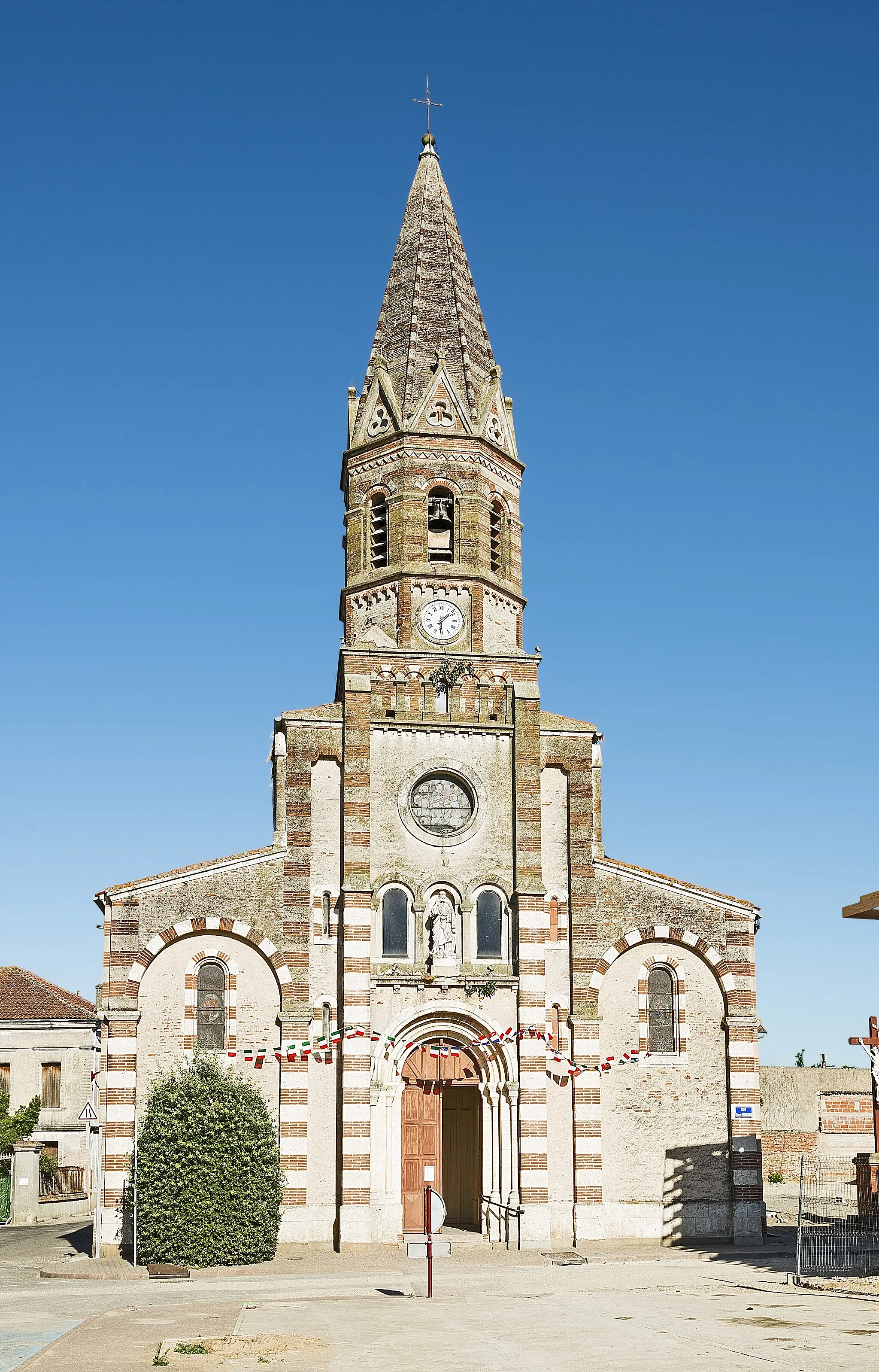 Photo showing: Labastide-Saint-Pierre, Tarn et Garonne, France. The church Saint-Pierre-ès-Liens.