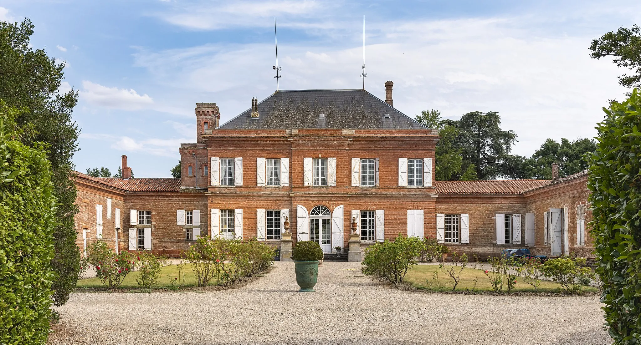 Photo showing: Lapeyrouse-Fossat - 18th century brick castle by naturalist Philipe Picot-de-Lapeyrouse. At the time, the exploitation of several hundred had enabled him to carry out numerous experiments, notably on the introduction of sheep breeding.