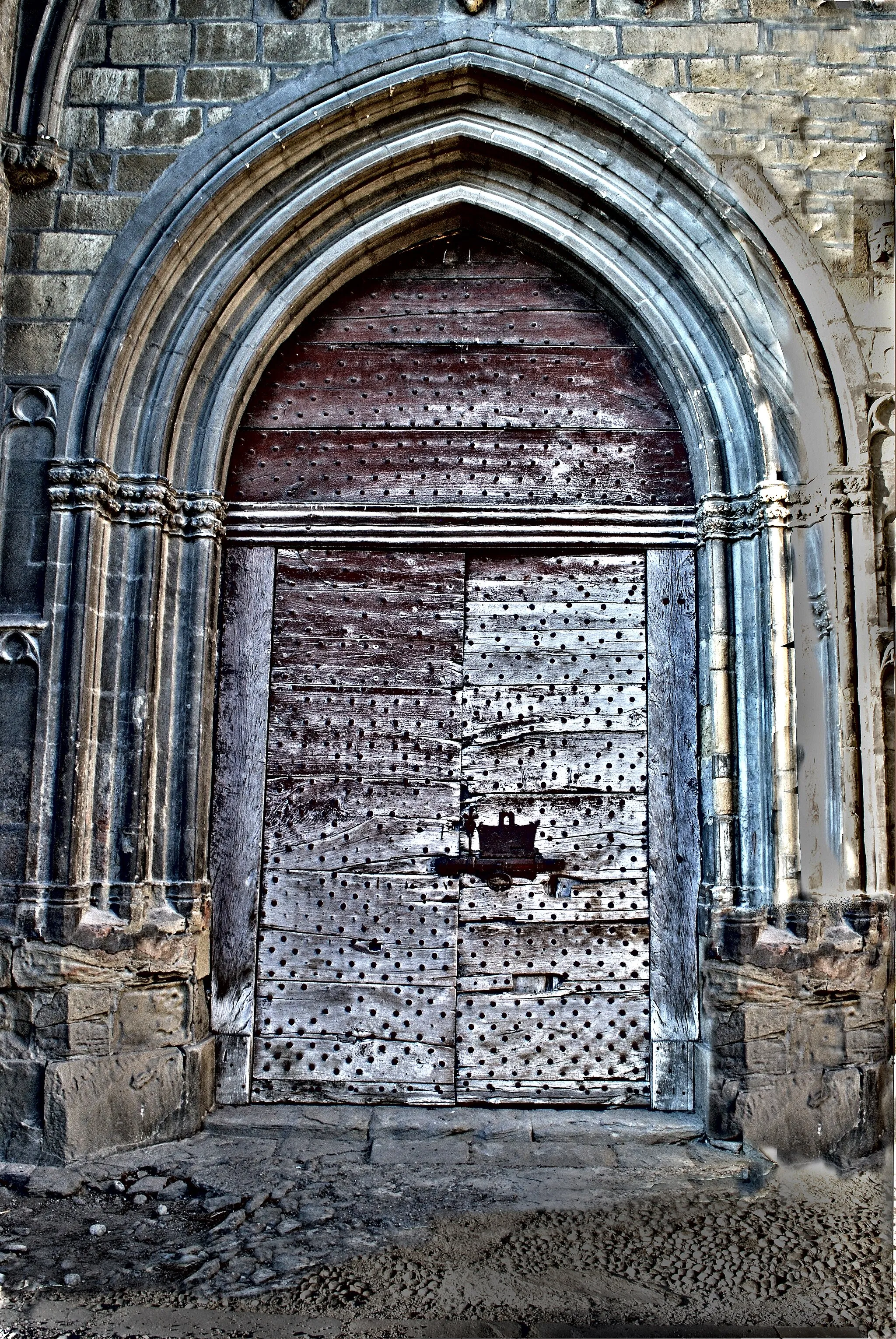 Photo showing: Portail de l'église du Saint-Sacrement de Laroque-d'Olmes
