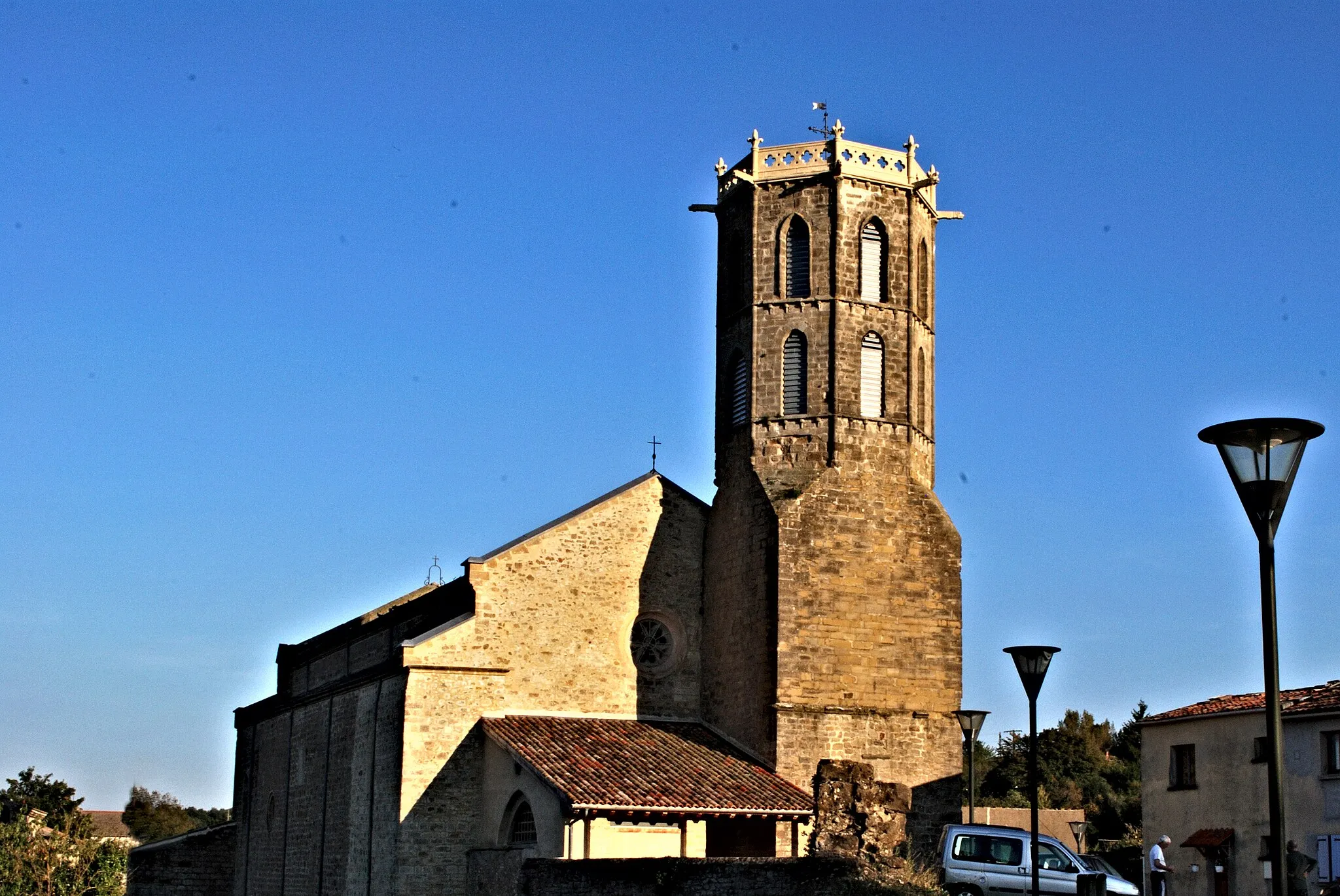 Photo showing: Vue d'ensemble de l'église du Saint-Sacrement de Laroque-d'Olmes.