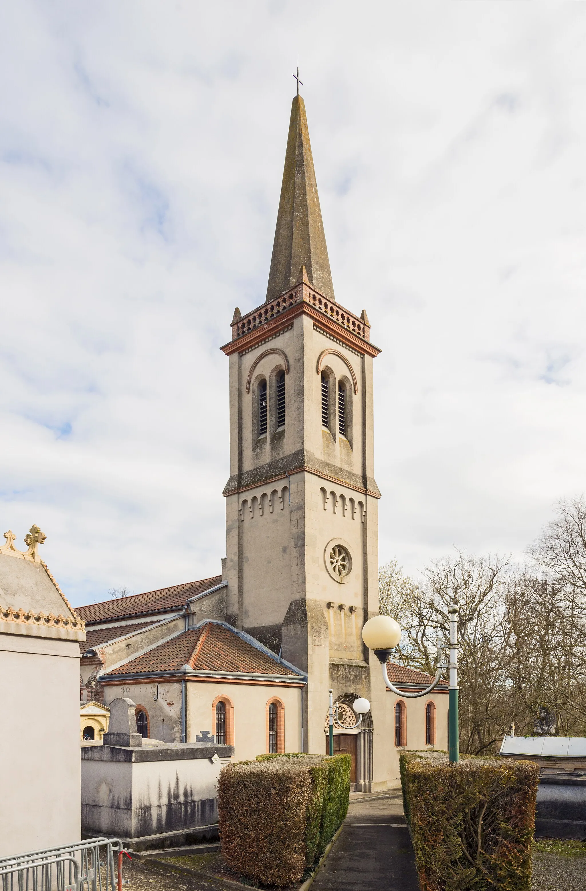 Photo showing: Bell tower of the church Saint-Barthélemy from Launaguet.