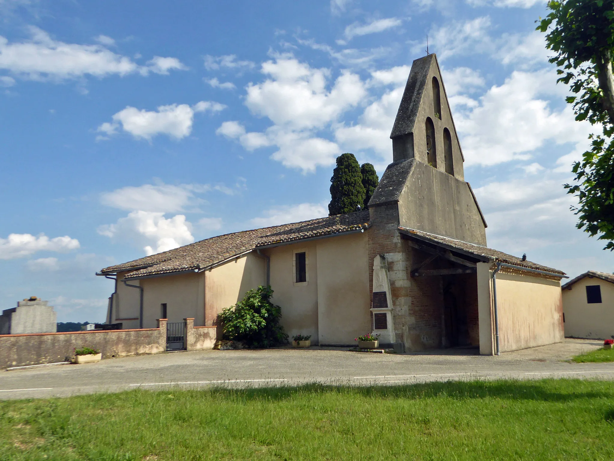 Photo showing: Eglise rustique à clocher mur