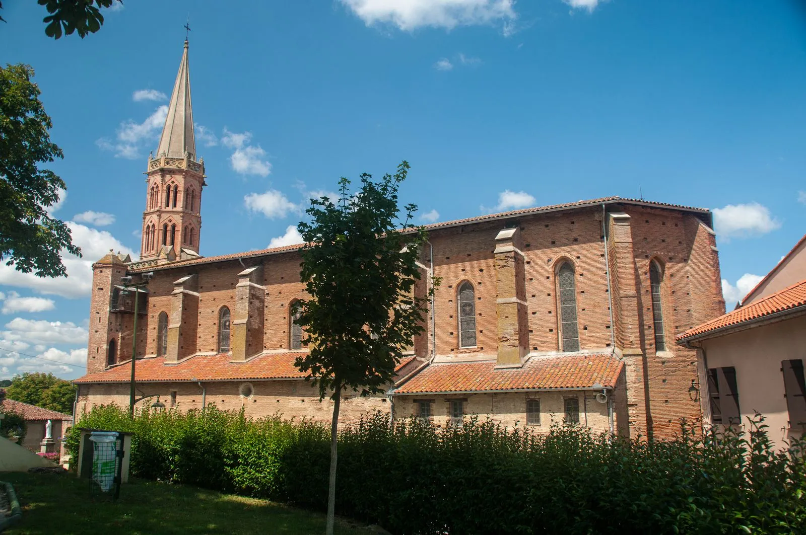 Photo showing: Église Saint-Pierre-ès-Liens .
"L'église a été reconstruite à la fin du XVe siècle et au début du XVIe siècle dans le style gothique en brique foraine, matériau de prédilection des terroirs argileux.
Elle a été restaurée au XIXe siècle.
Elle possédait un clocher-mur typique de la région qui a été remplacé par un clocher-porche construit par l'architecte Esquié en 1855.

L'église a été inscrite au titre des monuments historiques en 2002" (Wikipédia)