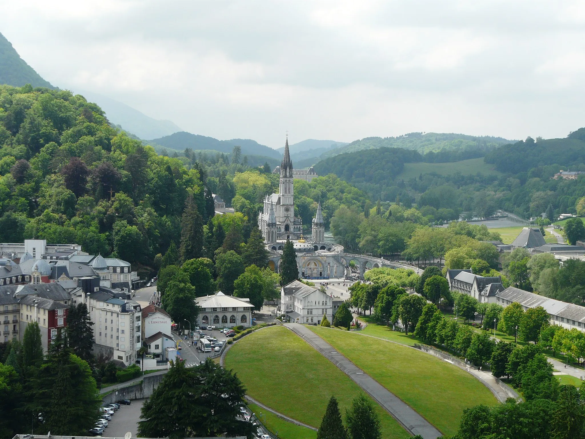 Photo showing: La basilique de l'Immaculée-Conception et la basilique Notre-Dame du Rosaire, Lourdes, Hautes-Pyrénées, France.