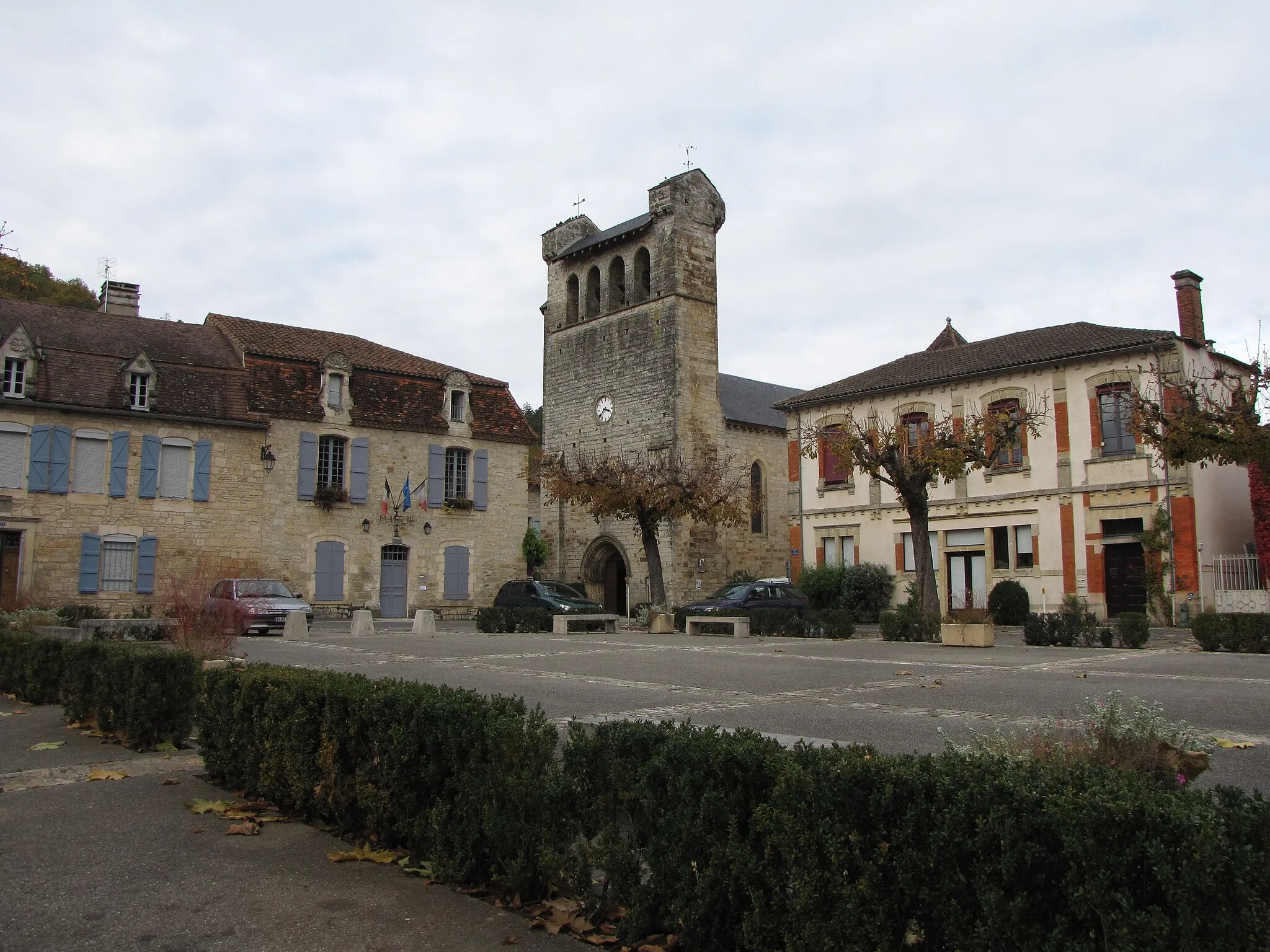 Photo showing: Castelfranc Mairie et église