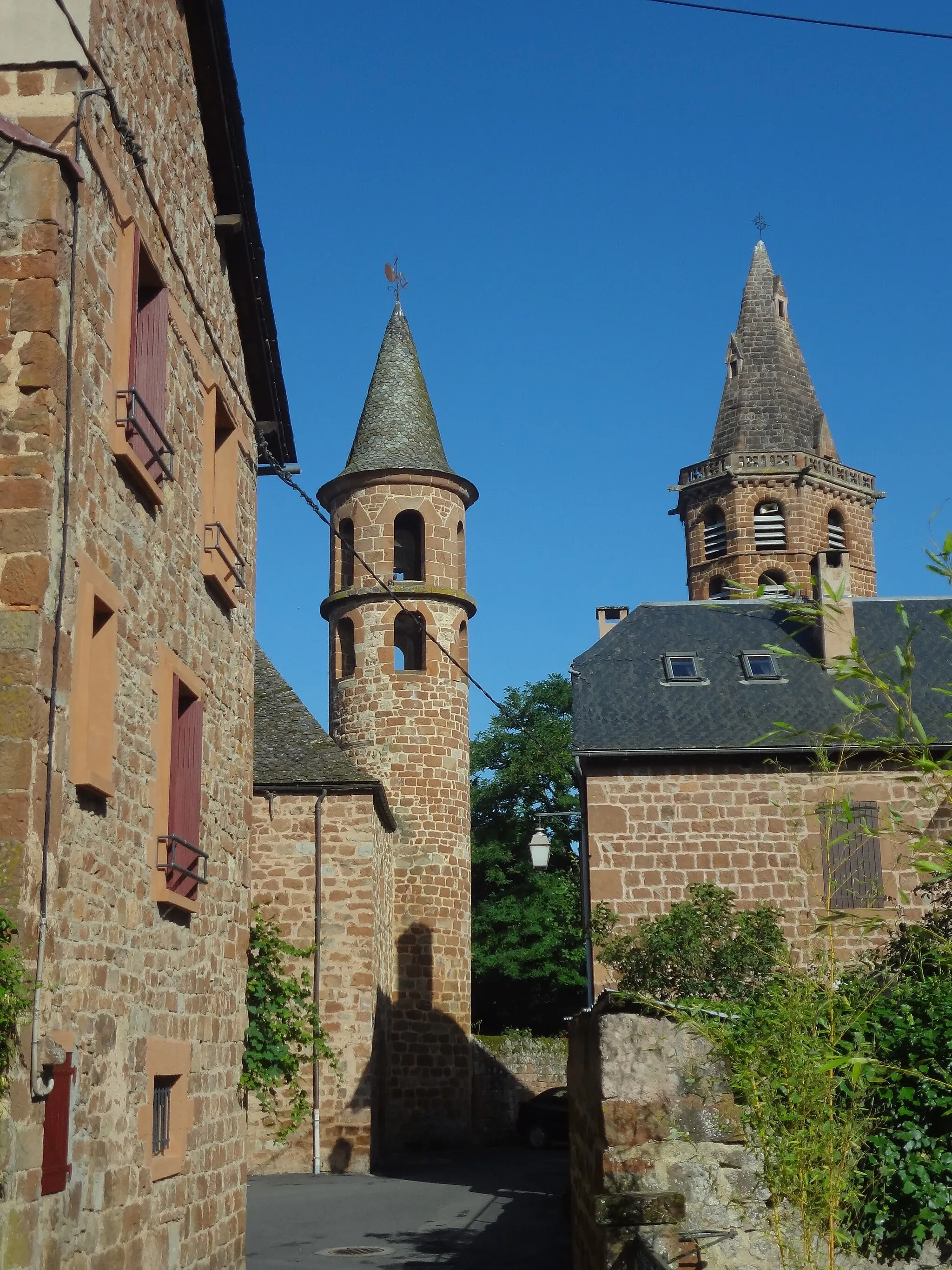 Photo showing: Marcillac-Vallon (Aveyron, France) - À gauche, le clocher de la chapelle des Pénitents, ancienne lanterne des morts (?) ; à droite, le clocher de l'église.