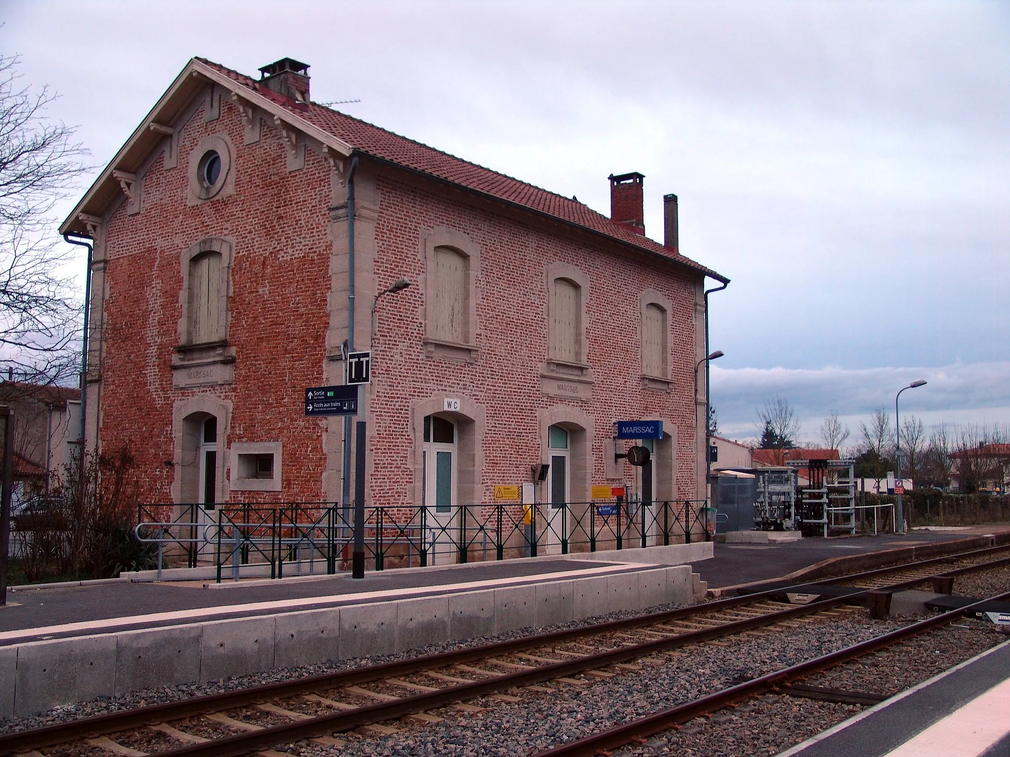 Photo showing: Gare de Marssac sur Tarn coté quais depuis la voie B en direction d'Albi.
Par mon.nini