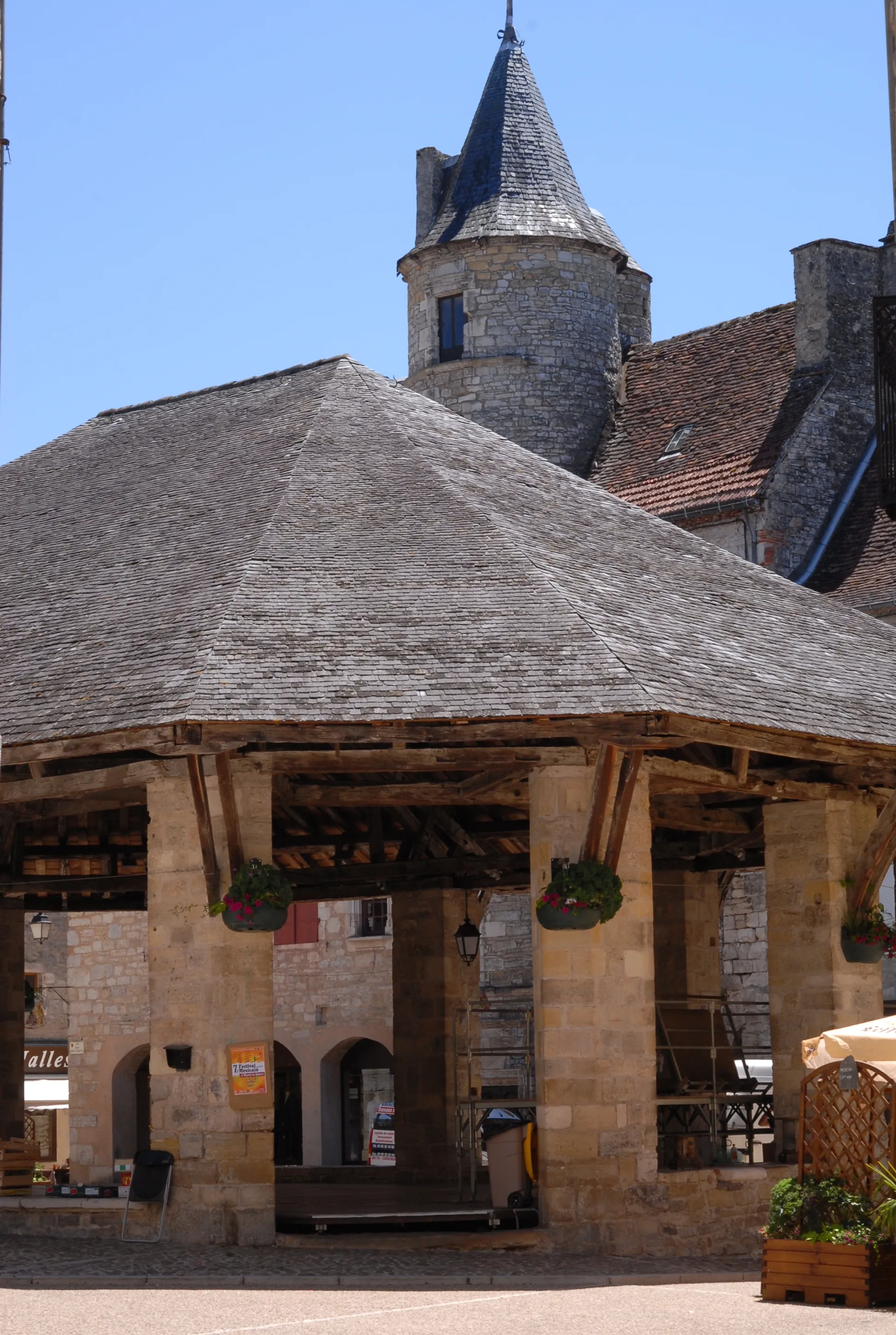 Photo showing: This building is indexed in the base Mérimée, a database of architectural heritage maintained by the French Ministry of Culture, under the reference PA46000035 .