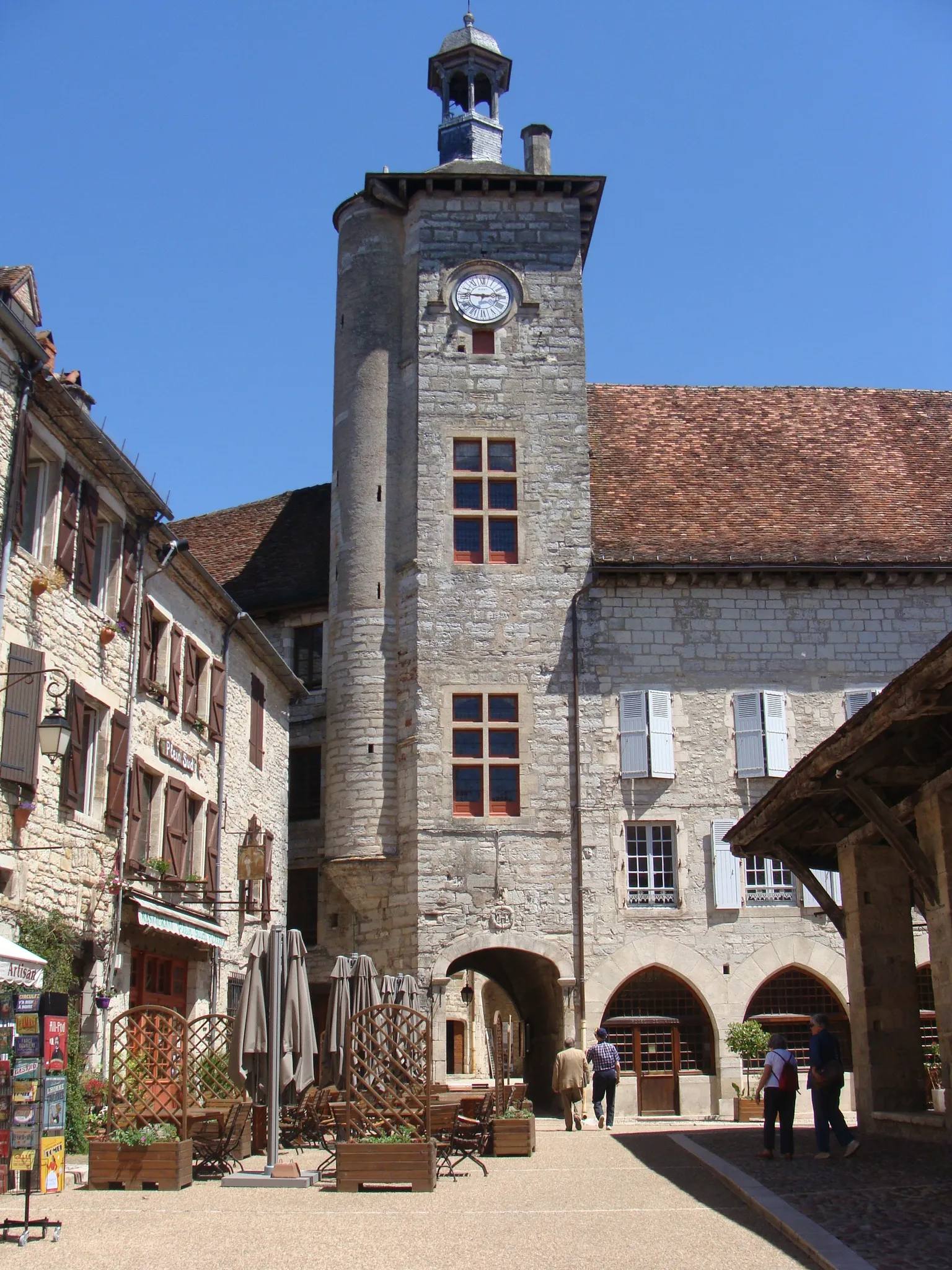 Photo showing: Beffroi du Palais de la Raymondie à Martel, Lot - France.
Les 2 fenêtres à meneaux du Moyen-Âge furent modifiées durant la guerre de 100 ans pour renforcer le caractère défensif du bâtiment. Elles ont été restaurées à l'identique en 2012.