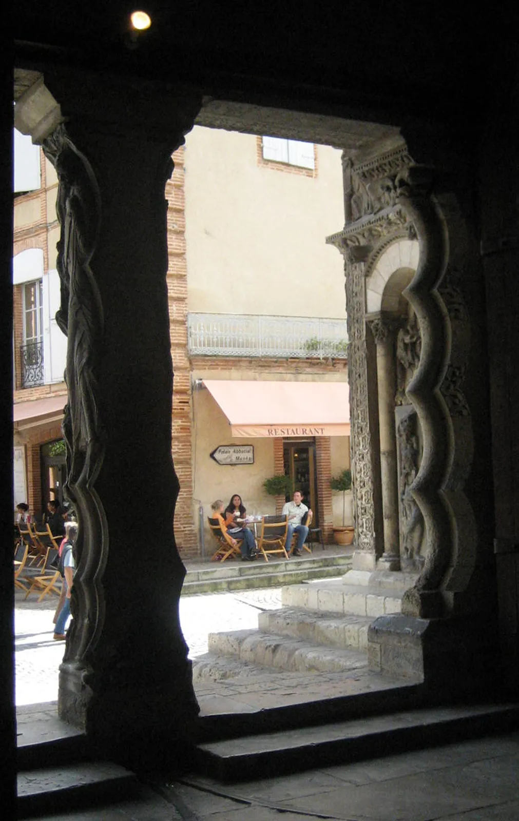 Photo showing: Place Roger Delthil, seen from the church of the Abbaye Saint-Pierre.  Moissac (département de Tarn-et-Garonne, France)