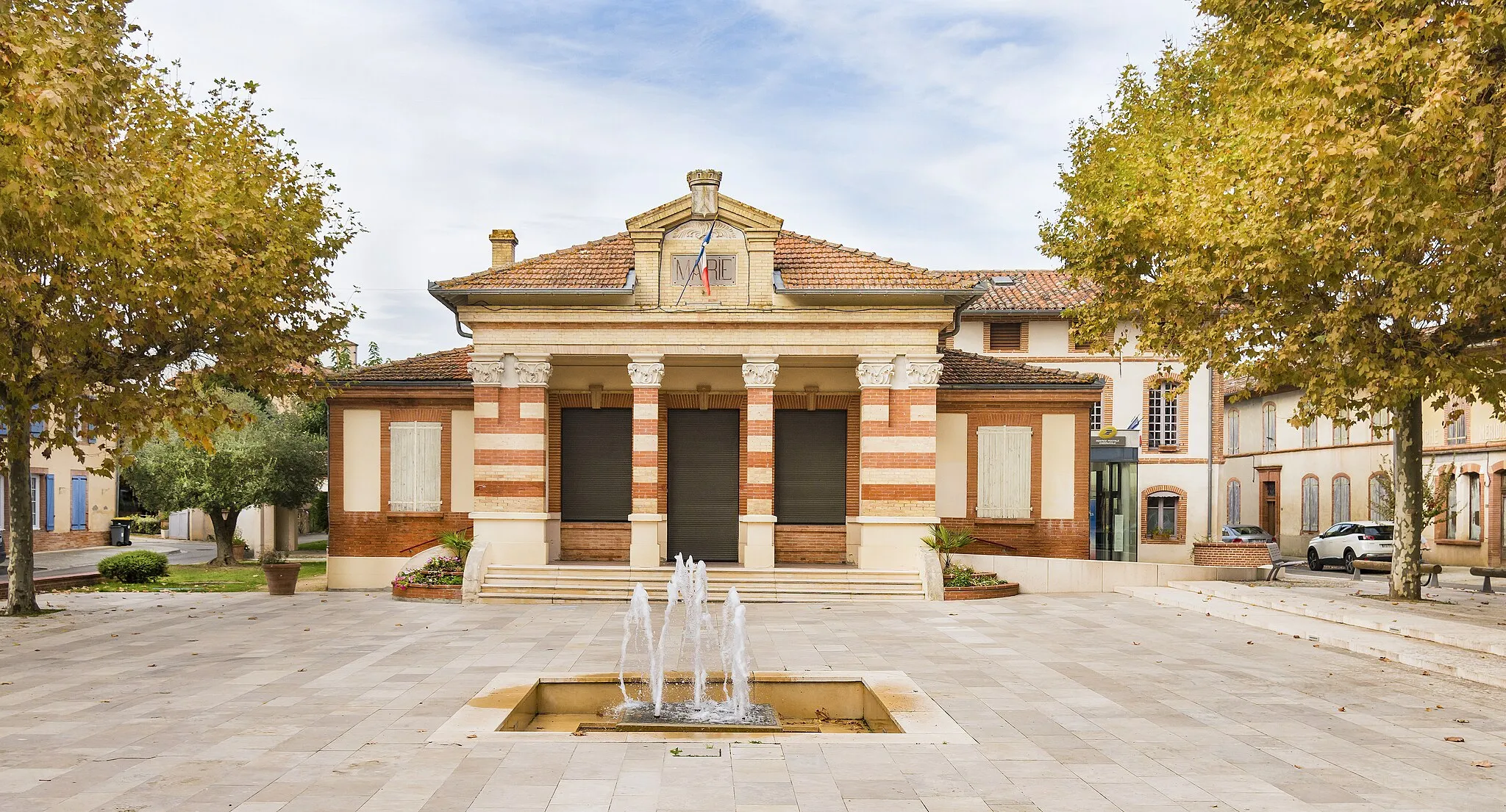 Photo showing: Escatalens Tarn-et-Garonne, France - Facade of Town hall.