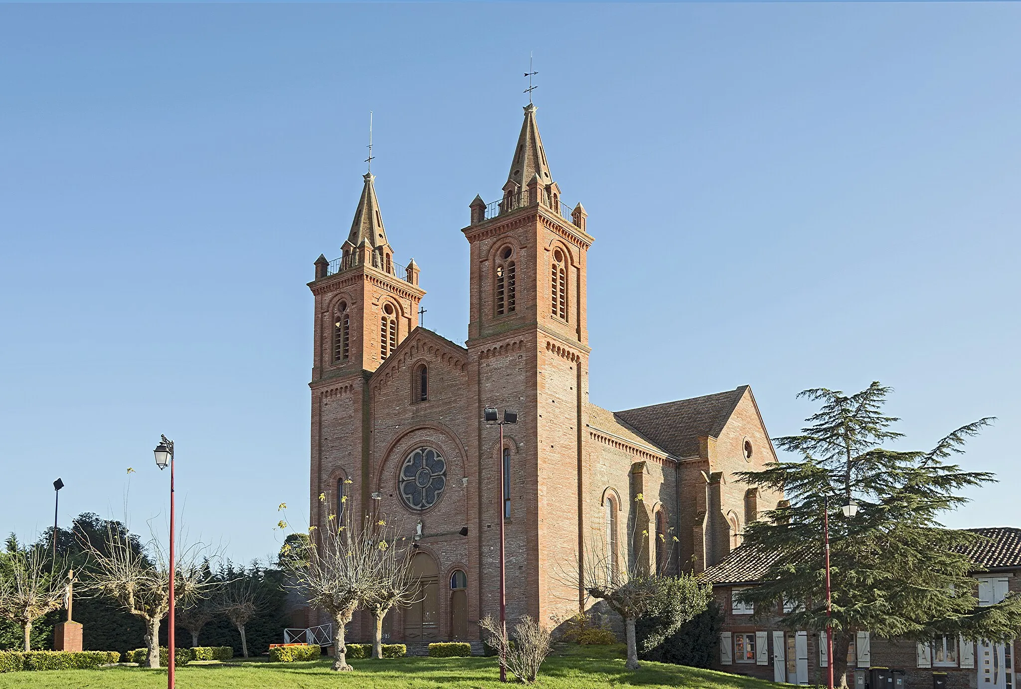 Photo showing: Montech Tarn-et-Garonne, France - Church Notre Dame de la Feuillade (1872) - Size: 35 x 20 m; Height of bell towers 48m.
