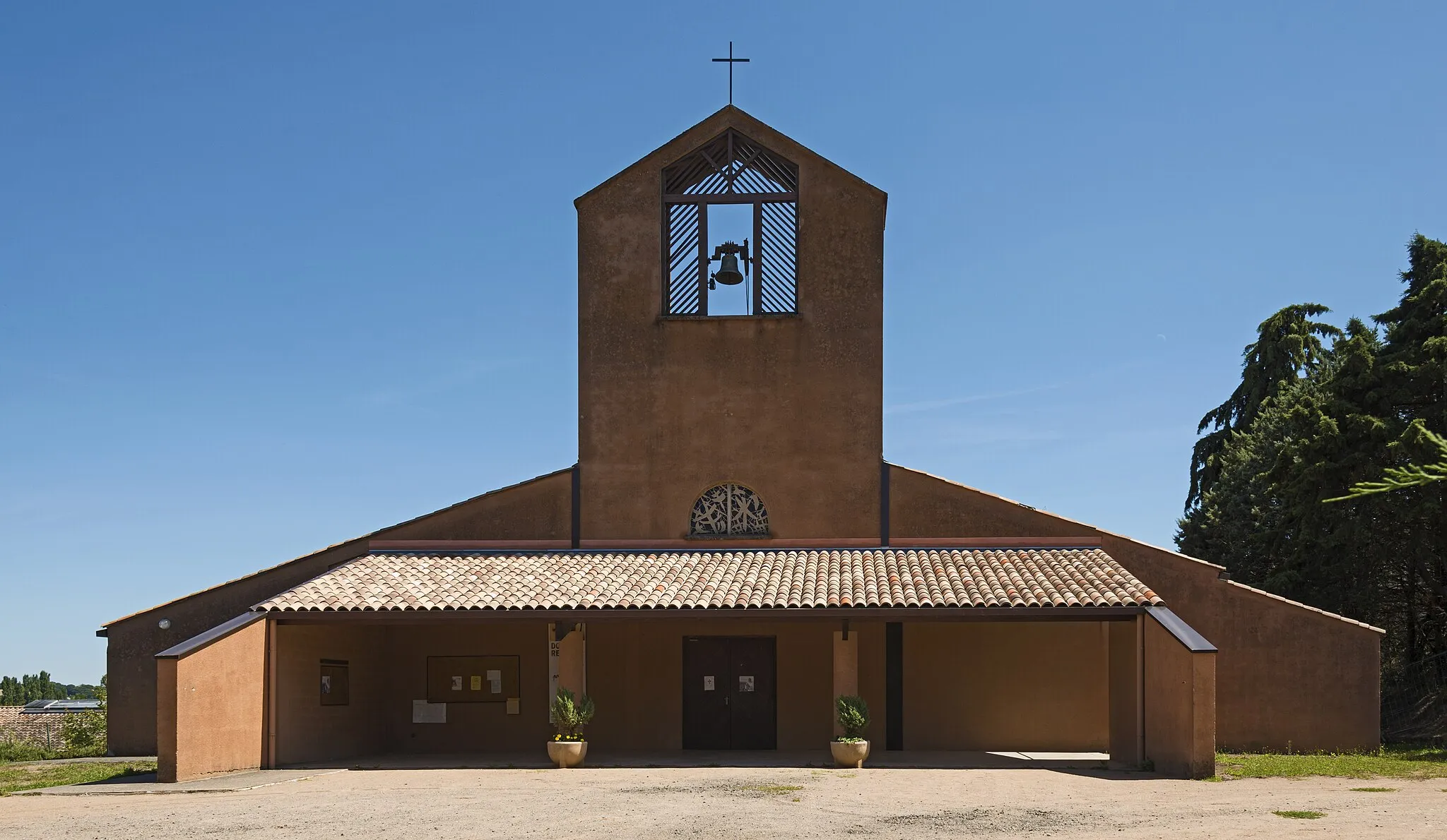 Photo showing: Montrabé, France. Facade of Saint-Martial Church.