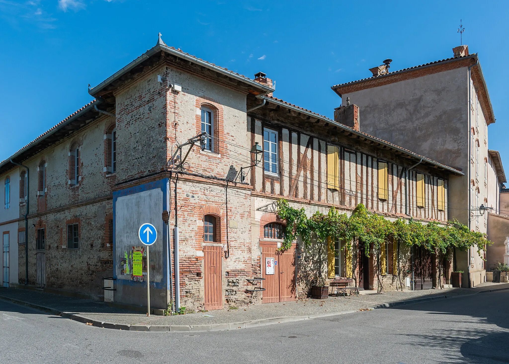 Photo showing: Building at 1 rue de l'Église in Noé, Haute-Garonne, France