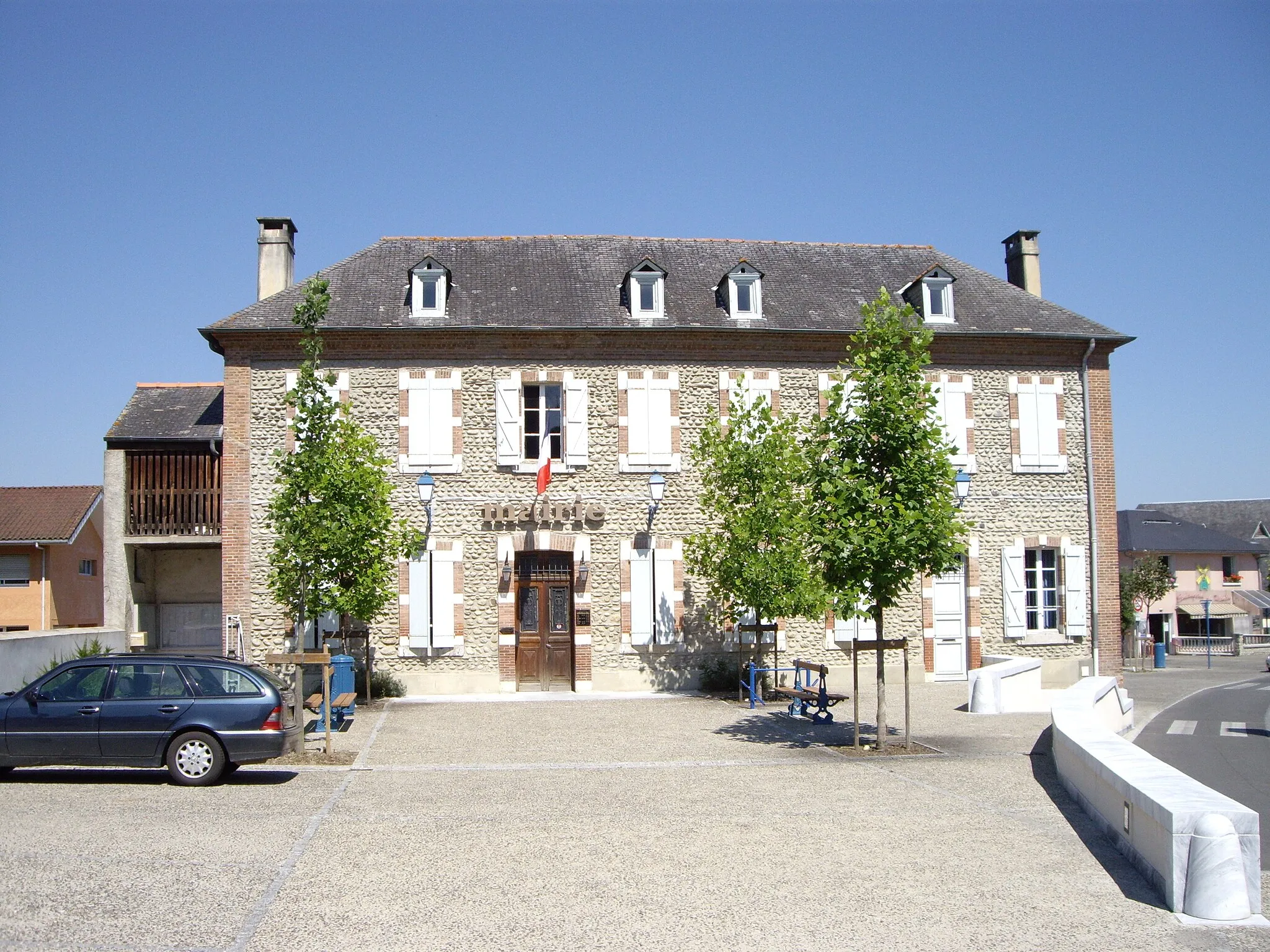 Photo showing: Odos town hall, Hautes-Pyrénées, France