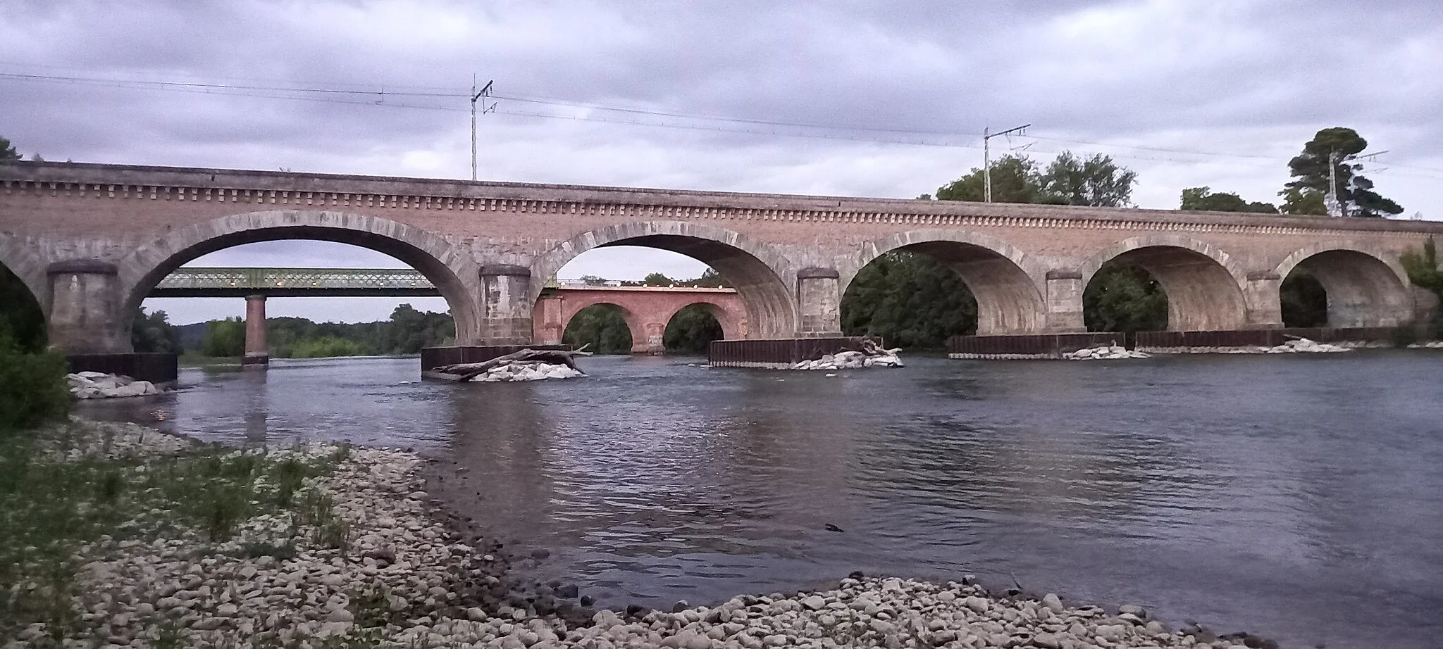 Photo showing: Pont ferroviaire et pont routier (au deuxième plan) sur la Garonne et reliant les communes de Portet et Pinsaguel en juillet 2023.