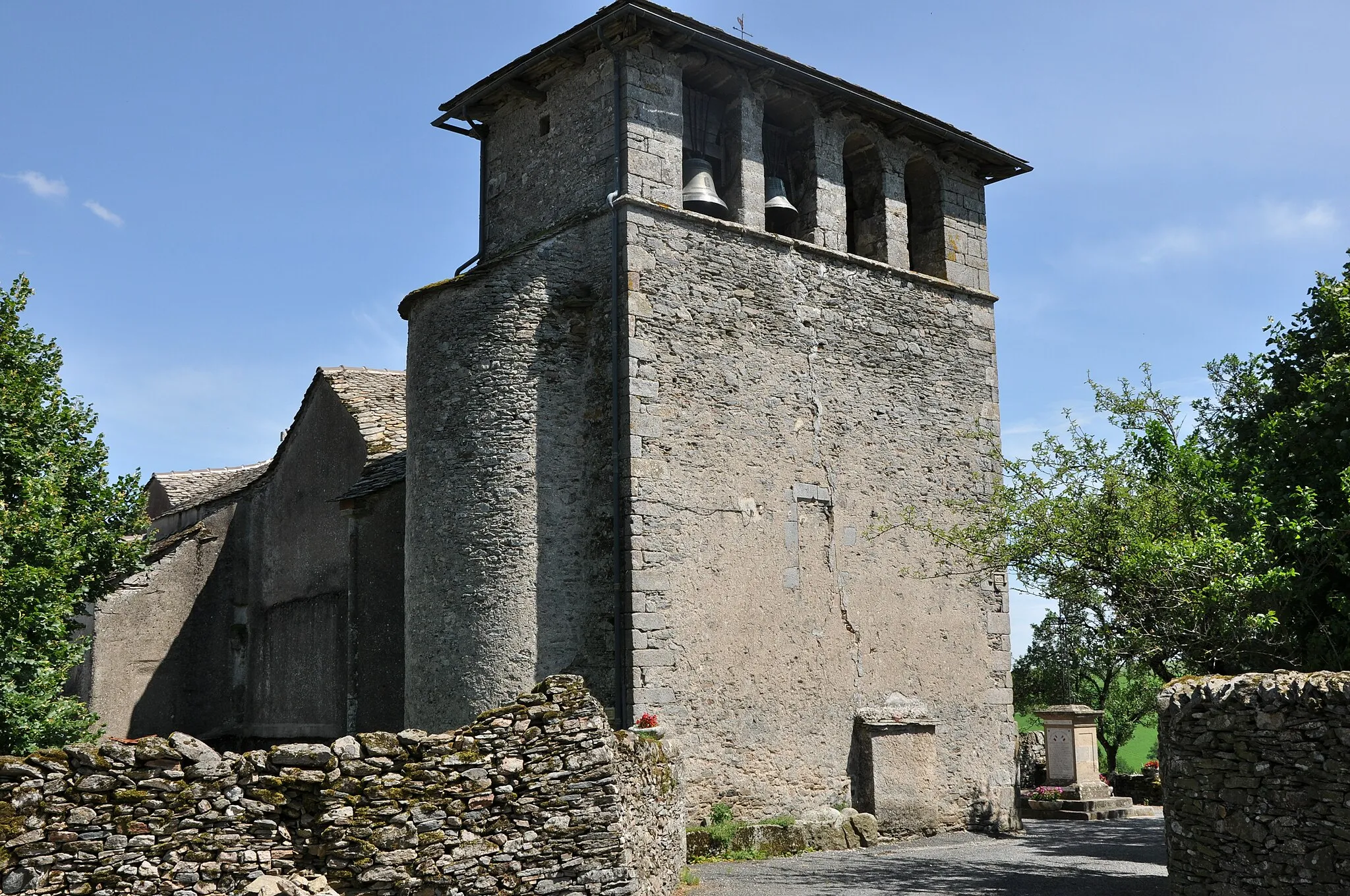 Photo showing: Vue générale de l'église de Saint-Martin des Cormières sur la commune du Vibal, levezou, Aveyron