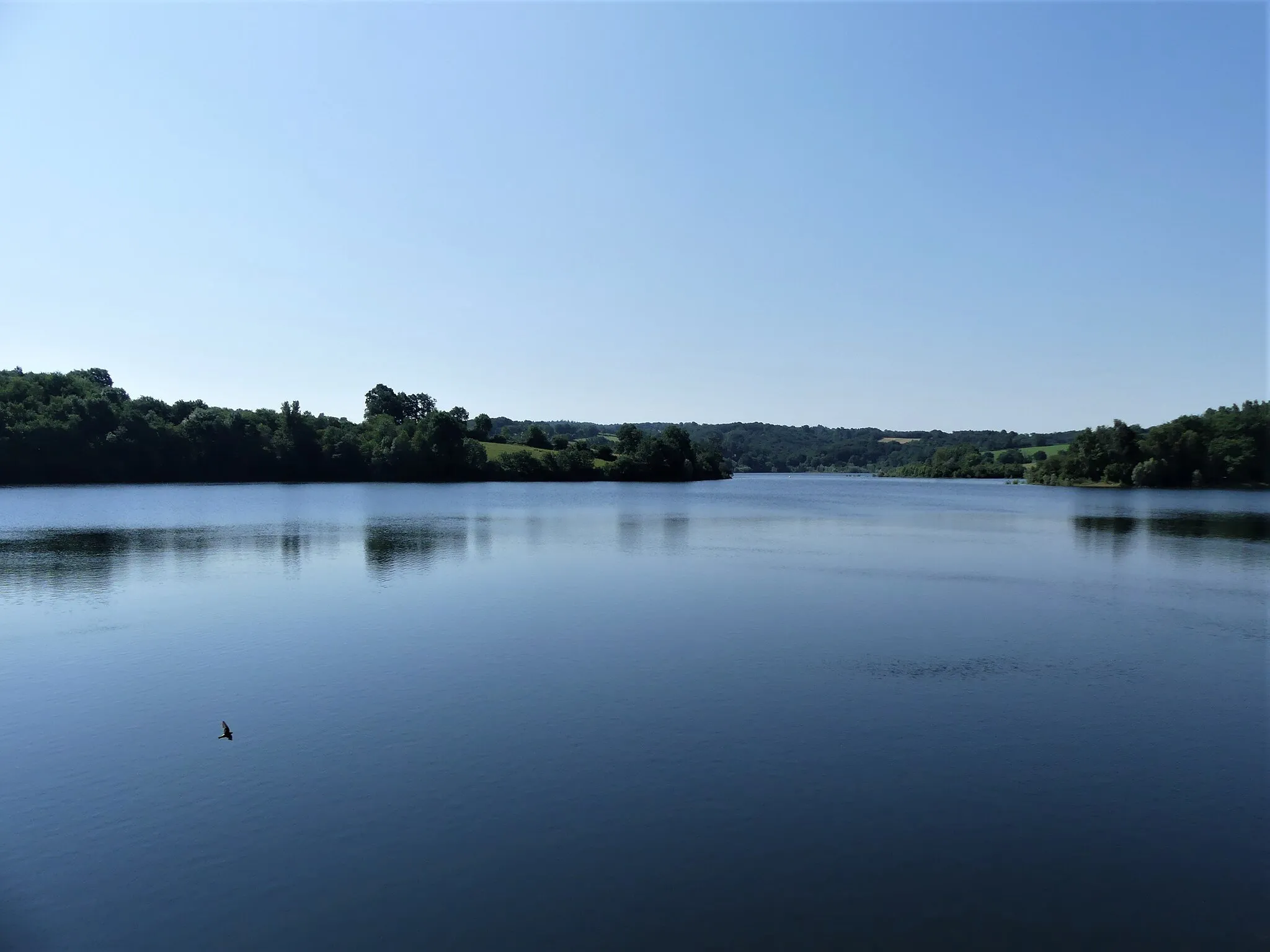 Photo showing: Le lac de Bage à proximité du barrage, à Pont-de-Salars, Aveyron, France.