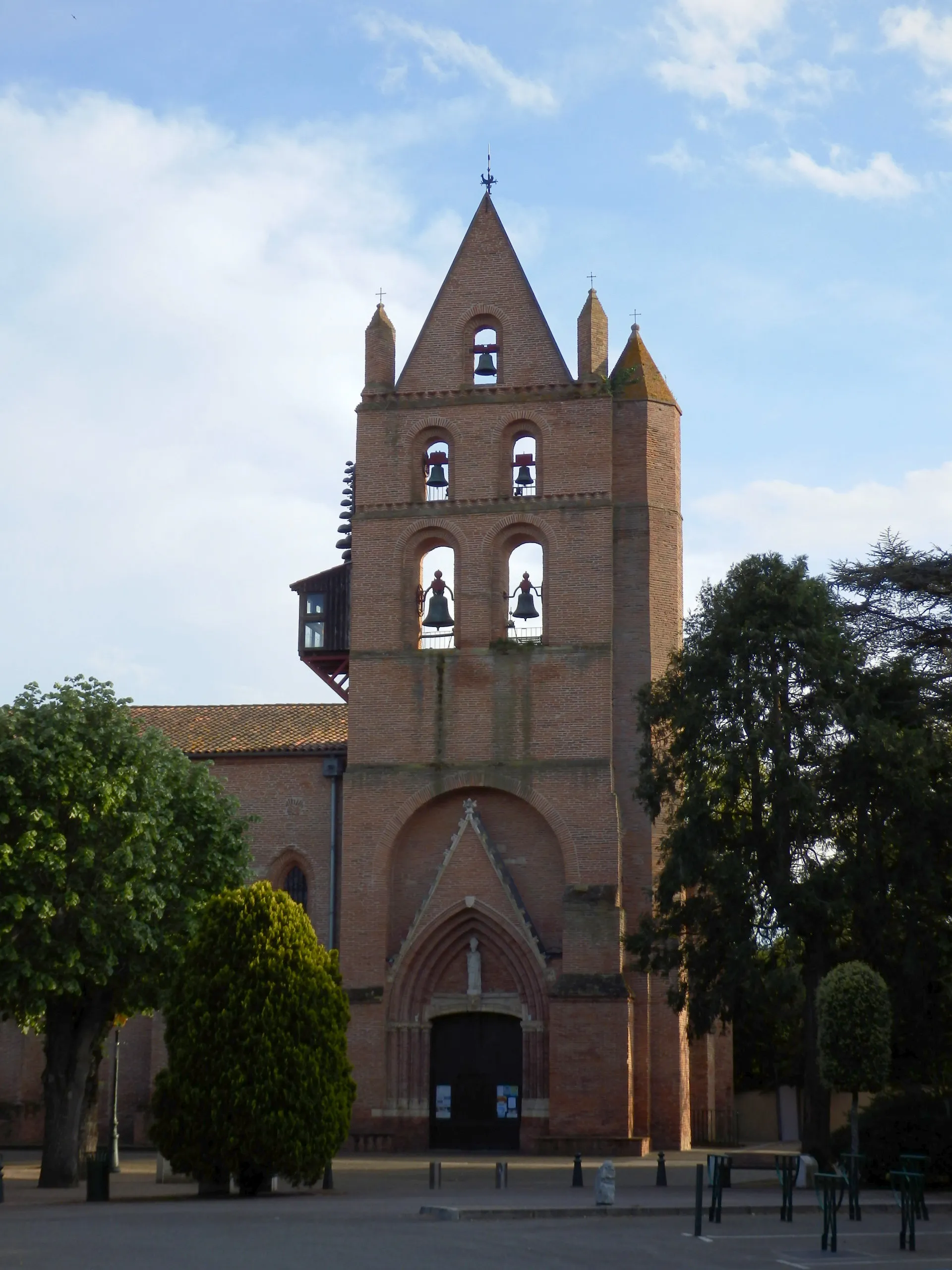Photo showing: Clocher du XIV de l’église saint-Martin à Portet-sur-Garonne classée aux monuments historiques.
