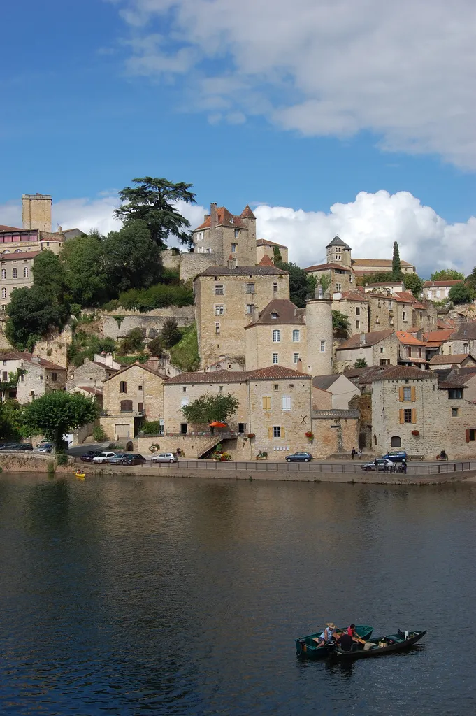 Photo showing: Fascinating mediaeval town on the River Lot with tristy, turny, steep and narrow streets.