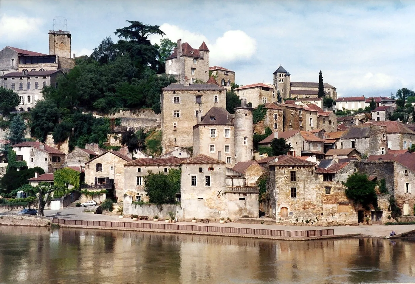 Photo showing: Puy-l'Évêque