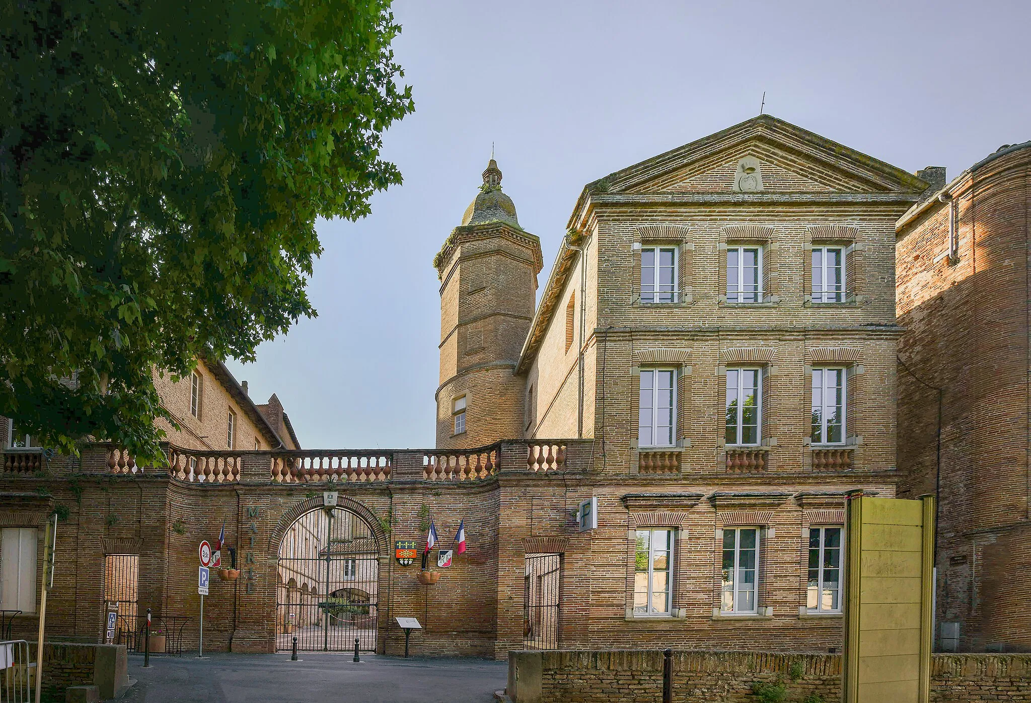 Photo showing: This building is inscrit au titre des monuments historiques de la France. It is indexed in the base Mérimée, a database of architectural heritage maintained by the French Ministry of Culture, under the reference PA00095623 .