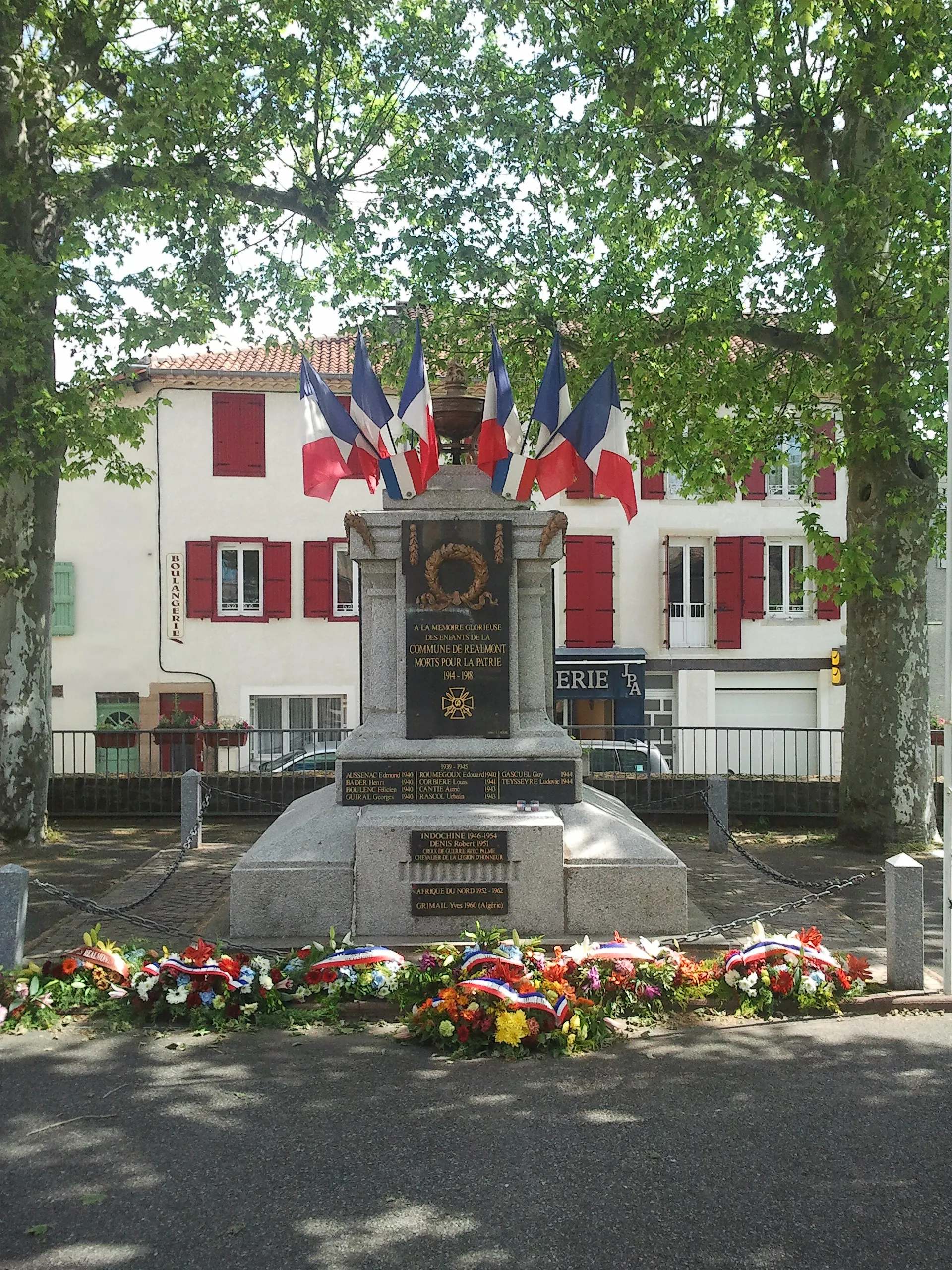 Photo showing: The war memorial in Réalmont