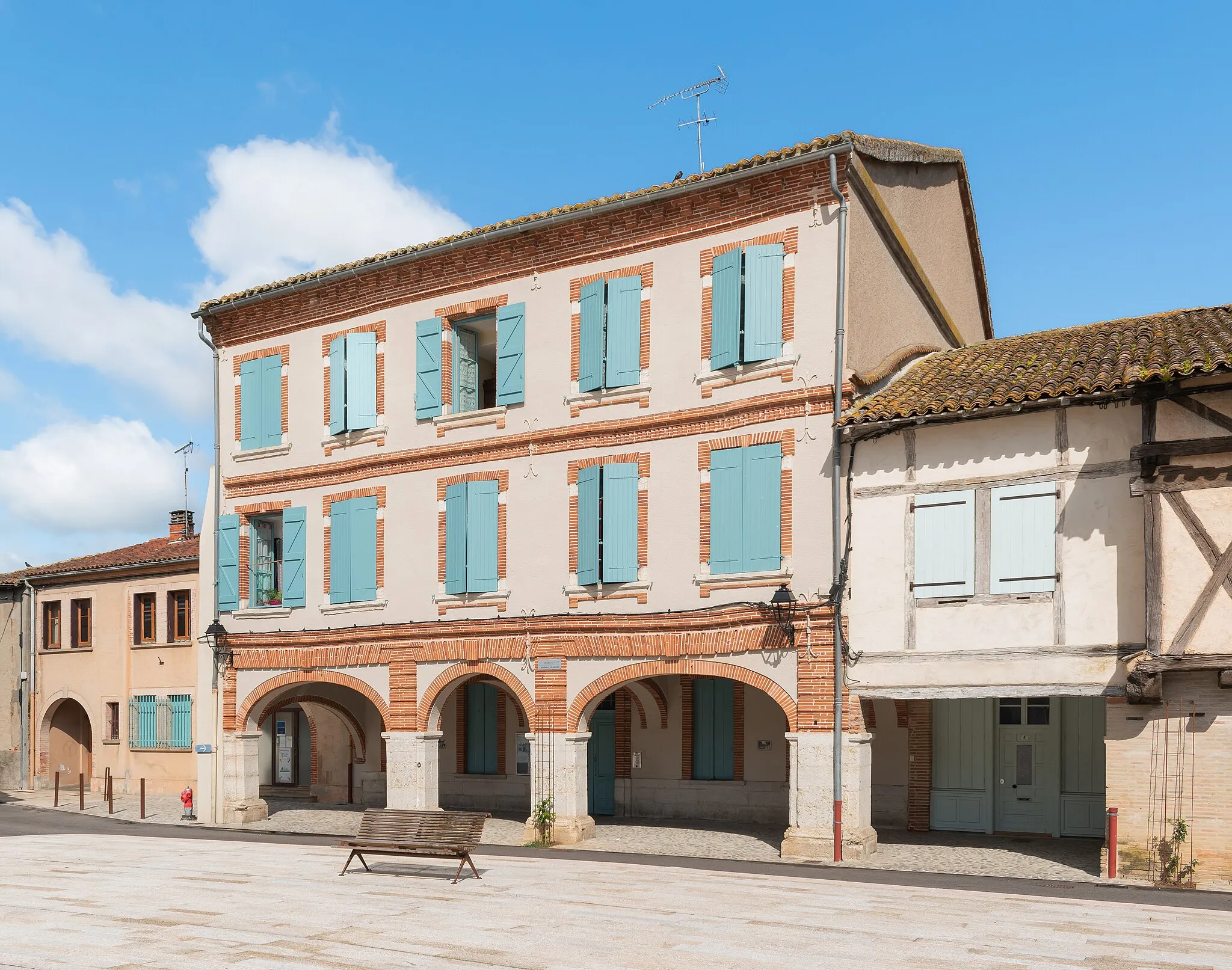 Photo showing: Building at 6 places des Arcades in Réalville, Tarn-et-Garonne, France