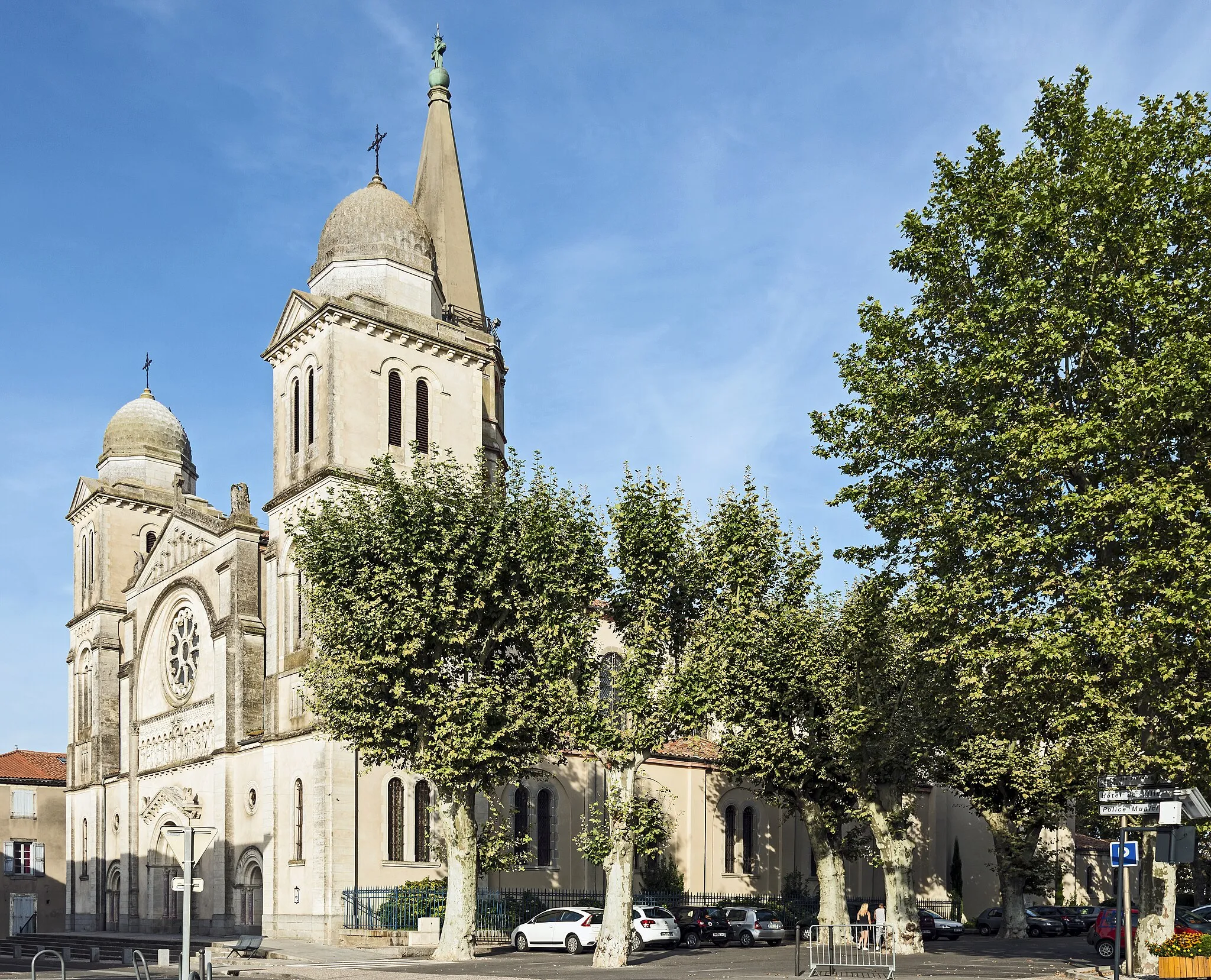 Photo showing: The Church "Notre-Dame" in Revel, Haute-Garonne, France - Southern exposure