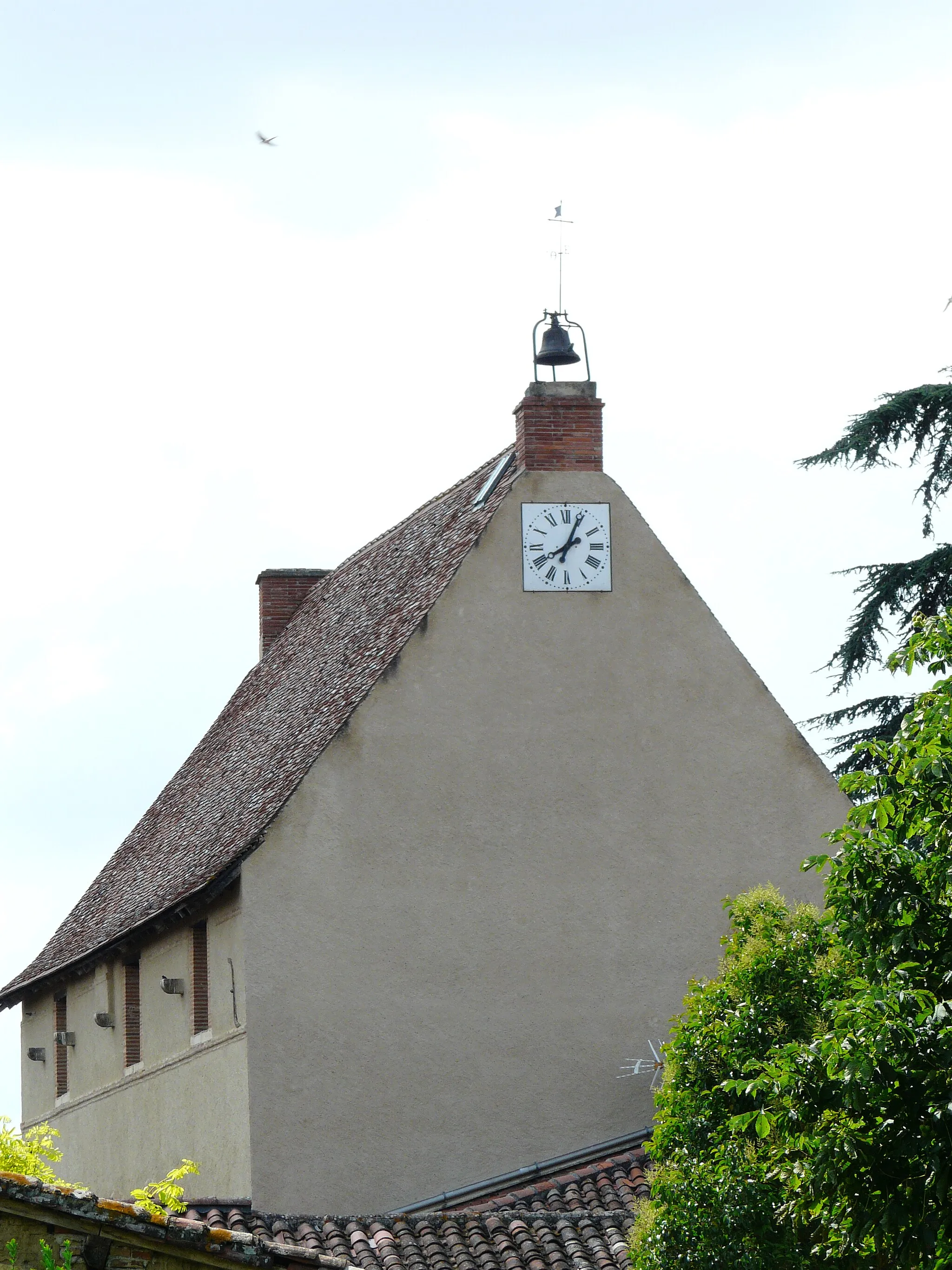 Photo showing: Côté est, le pignon de la Tourasse avec la cloche de la ville, Rieux-Volvestre, Haute-Garonne, France.