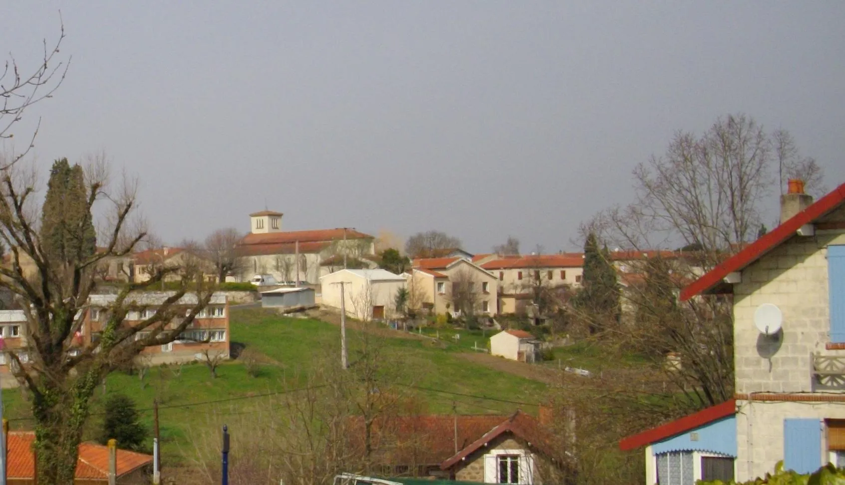 Photo showing: Vue sur le centre du village de Saint-Benoît-de-Carmaux, et sur l'église.