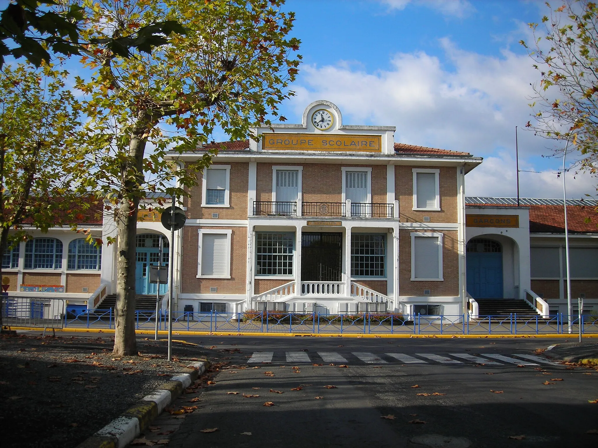 Photo showing: Le groupe scolaire de Saint-Benoît-de-Carmaux, conçu en 1930 par l'ingénieur Charles Peres.