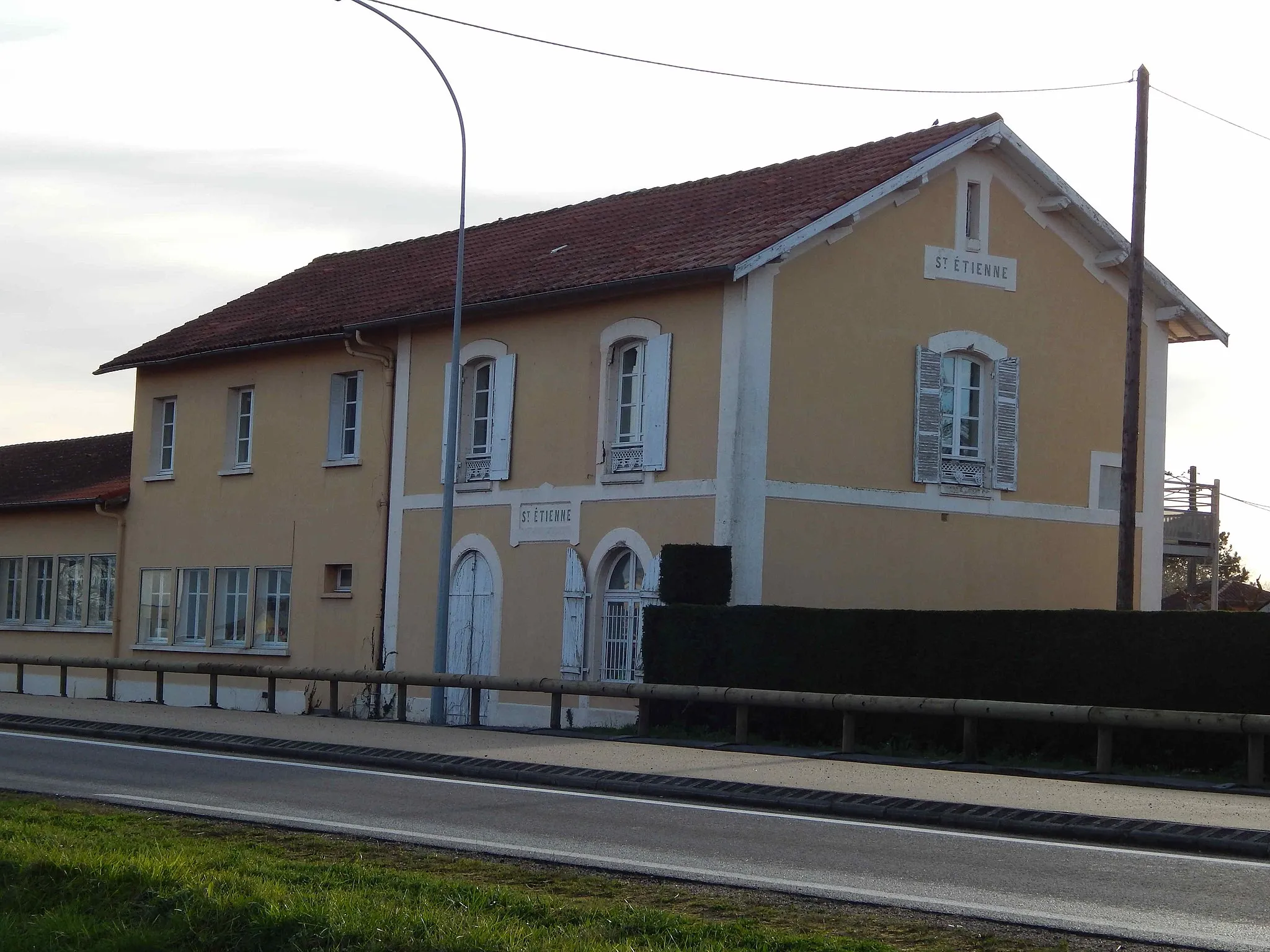 Photo showing: Ancienne gare de Saint-Etienne-de-Tulmont,( devenue la base de l'Ecole Publique Elémentaire) vue du côté route touristique construite sur l'ancienne voie ferrée.