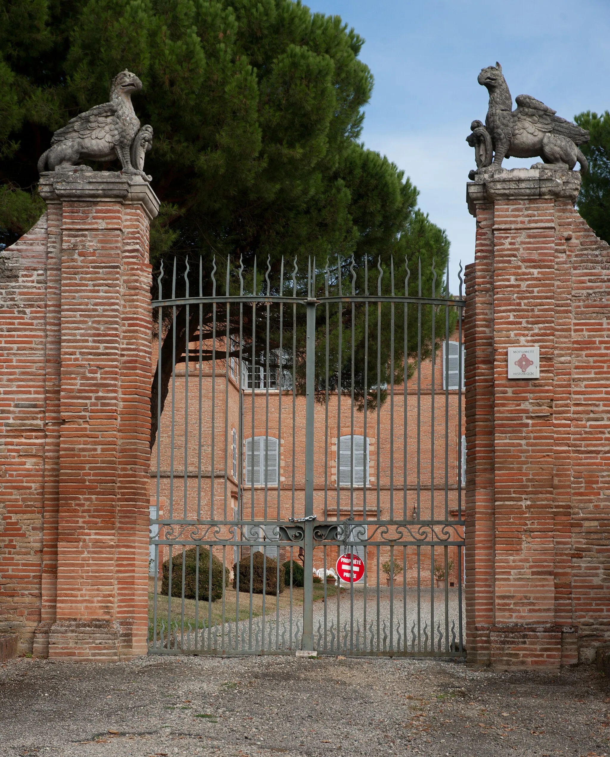 Photo showing: Château de Saint-Geniès-Bellevue. Grille d'entrée.