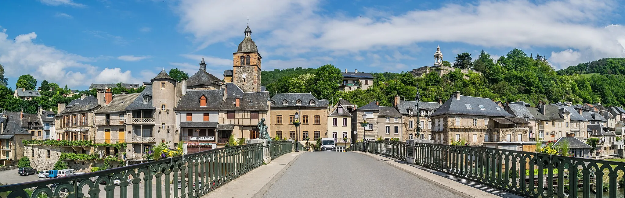 Photo showing: Bridge over Lot River in Saint-Geniez-d'Olt, Aveyron, France