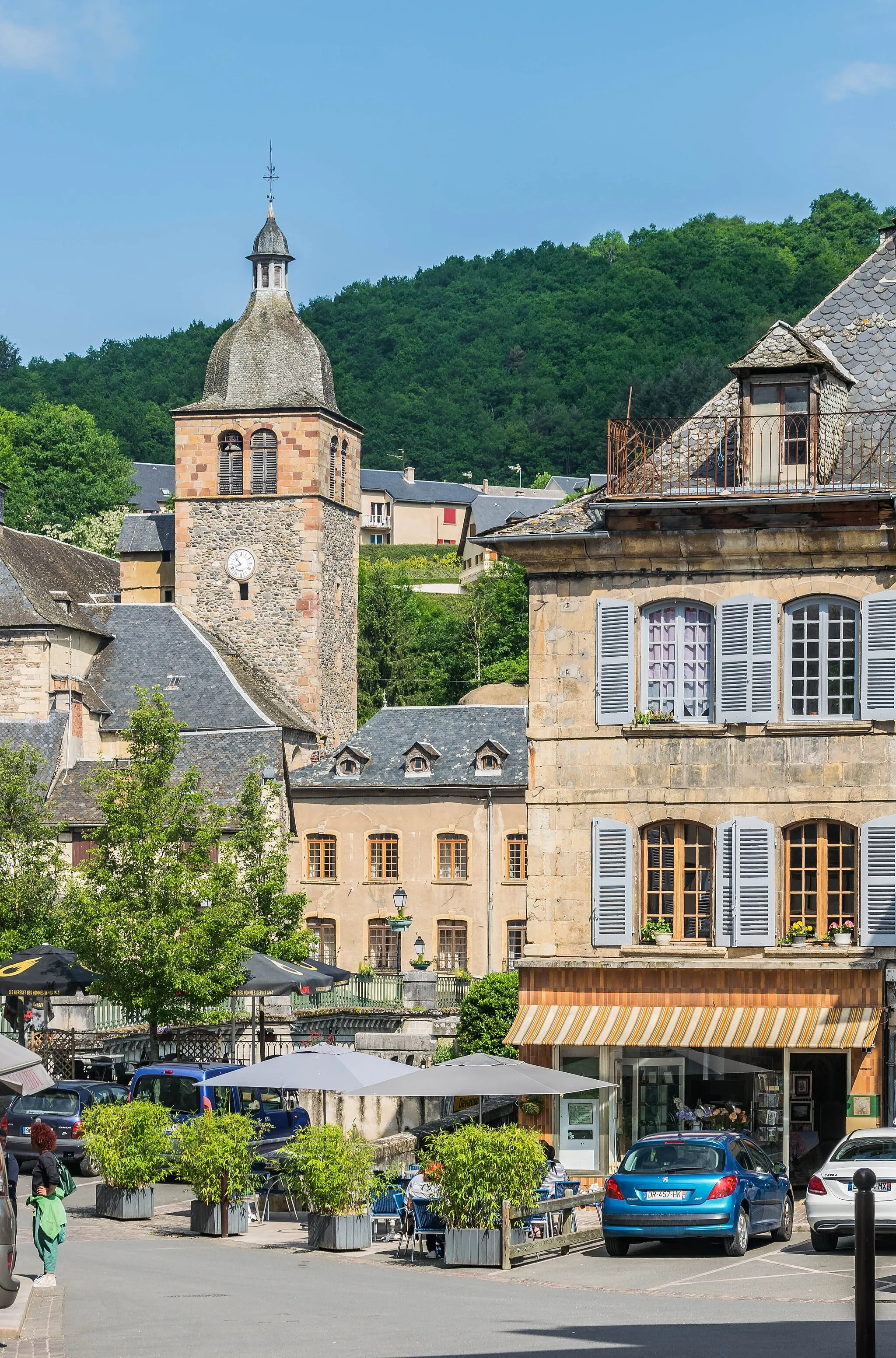 Photo showing: View of the bell tower of the church from Place du Marché in Saint-Geniez-d'Olt, Aveyron, France