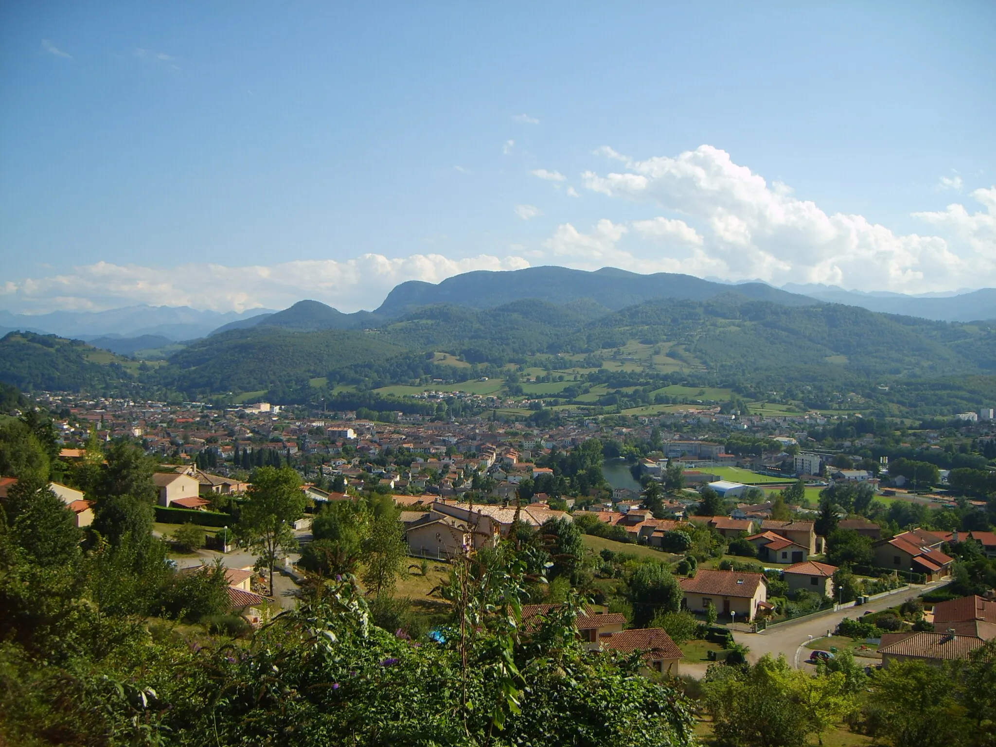 Photo showing: Saint-Lizier - Saint-Girons and Sourroque mountain seen from the Marsan district.